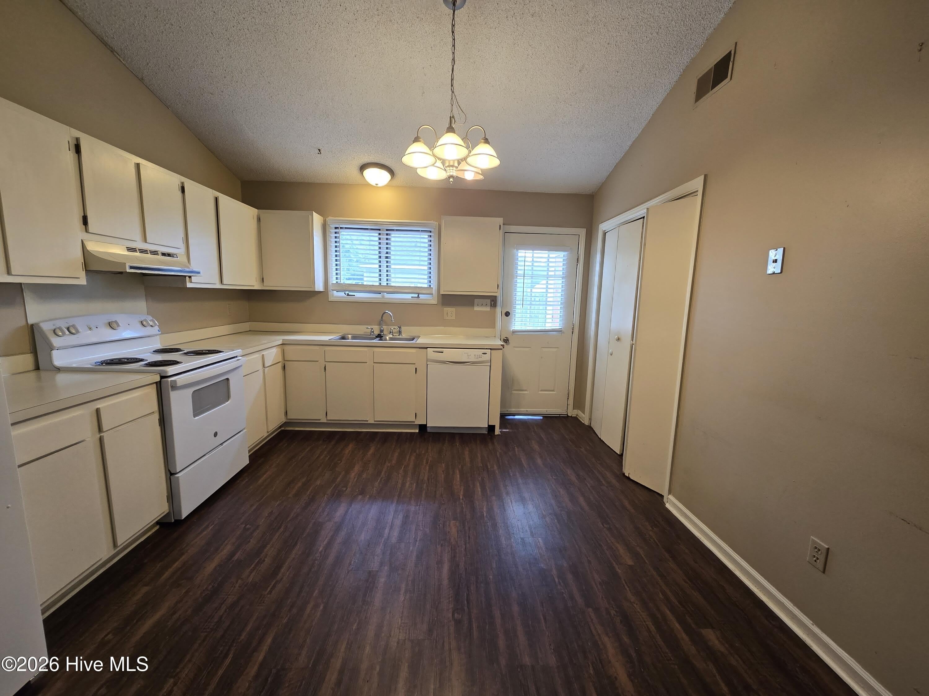 1910 White Hollow Drive – photo 4