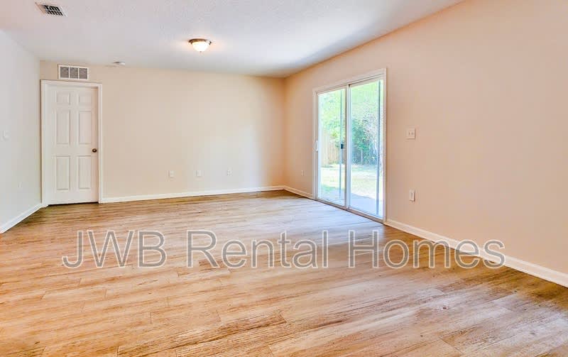 702 James St – photo 5