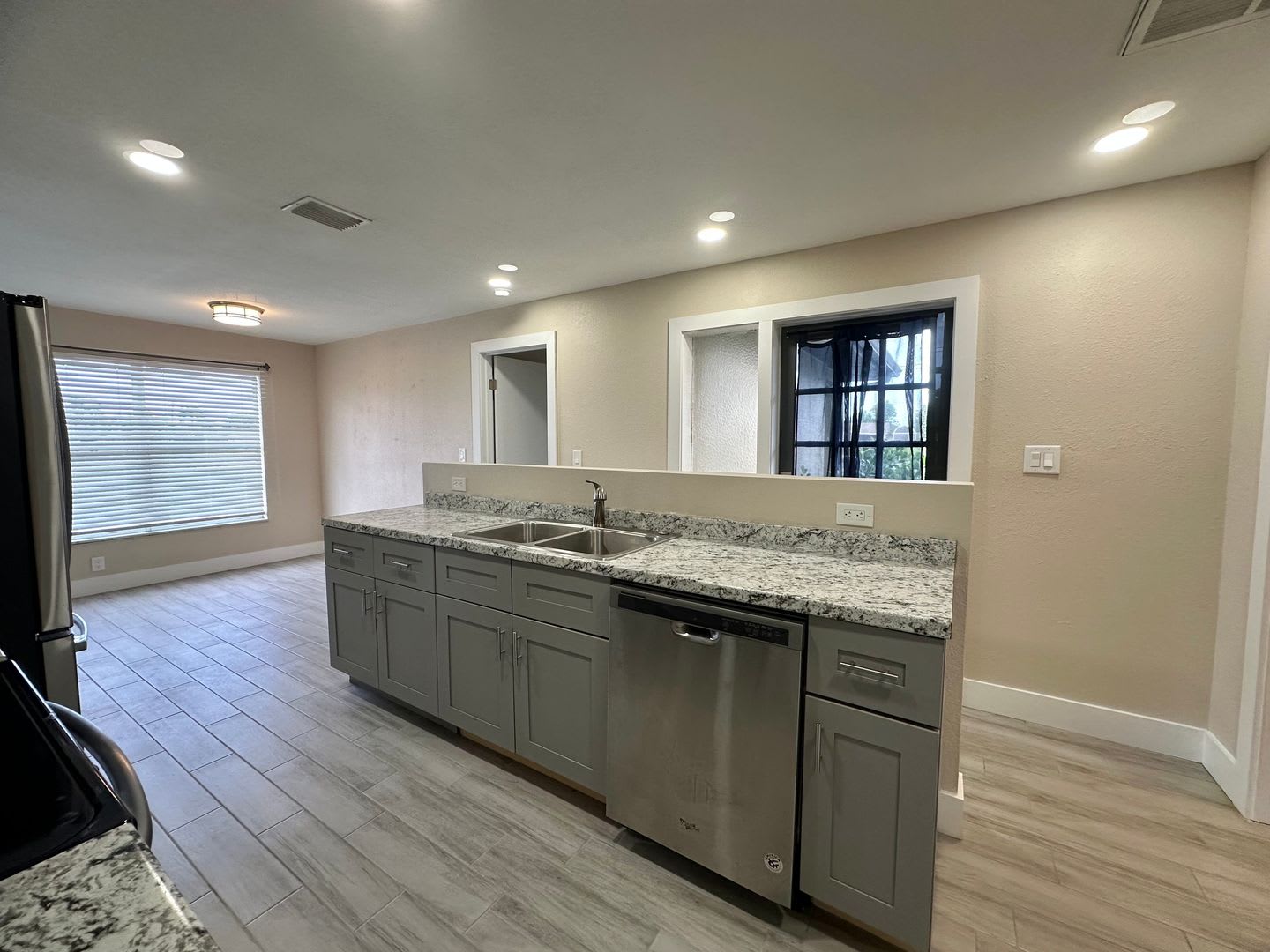 Great Location! 2 Bed 2 Bath Duplex Available Now – photo 5