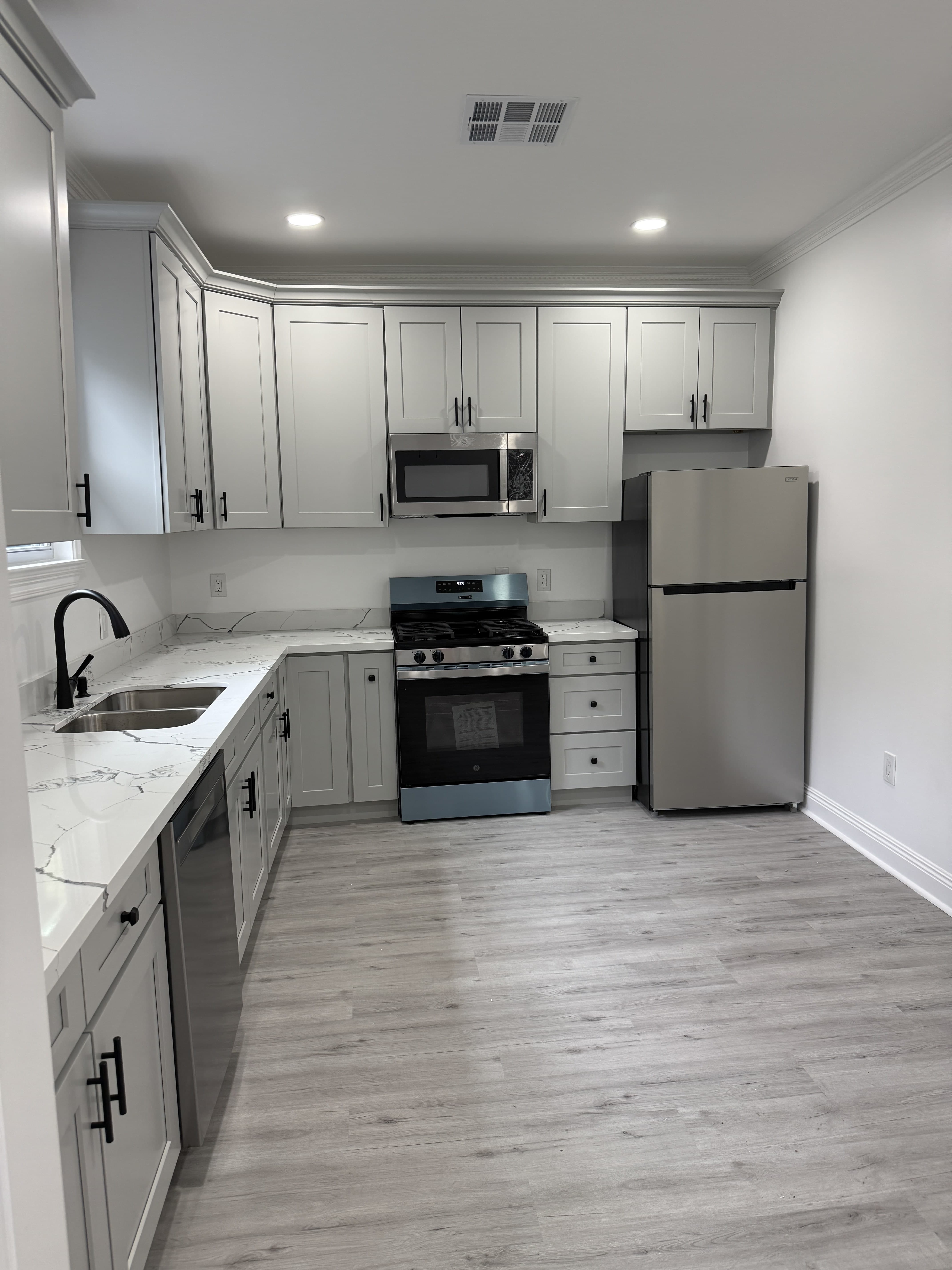 1030 Burgundy Street – photo 2