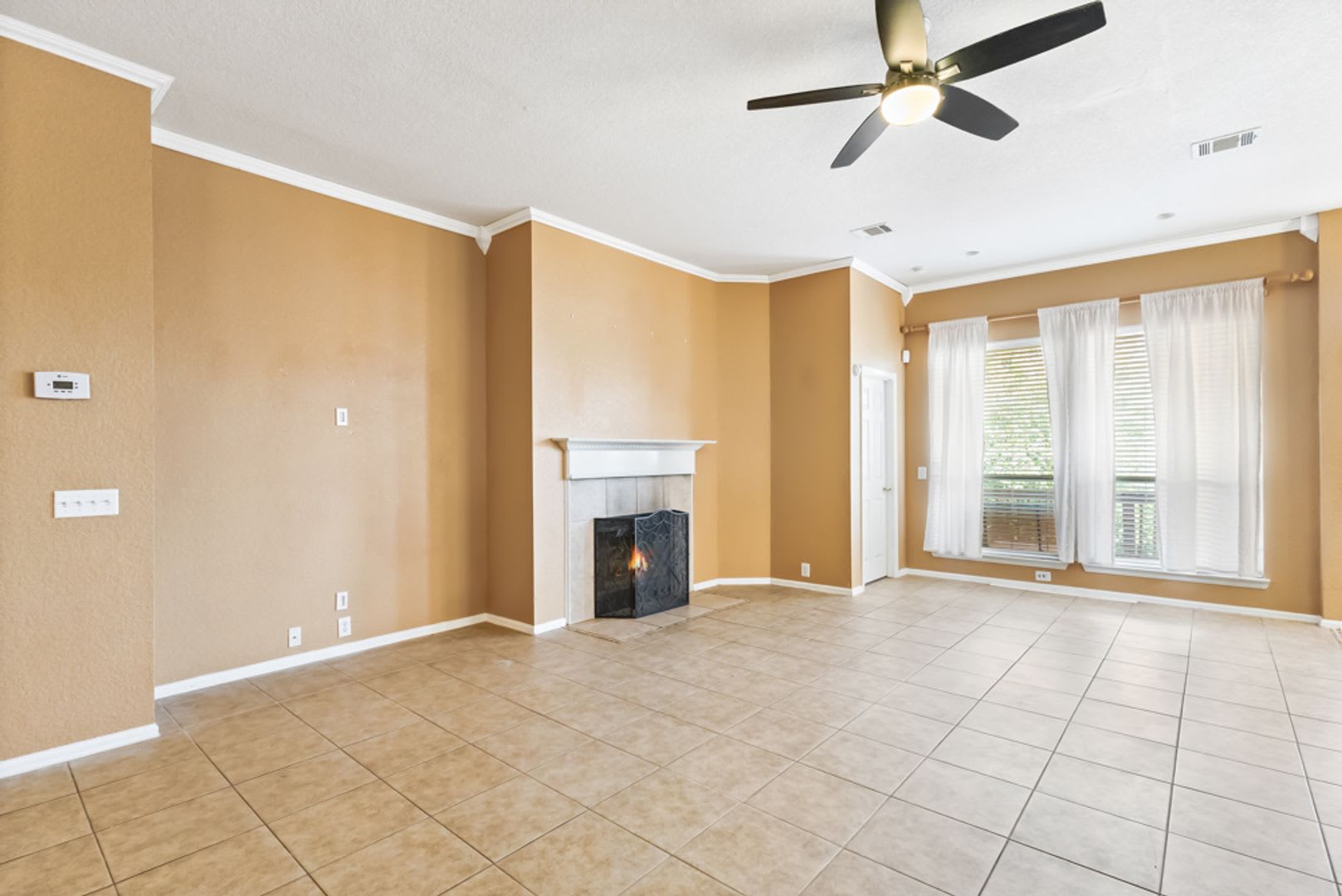 Spacious 4 Bedroom Home With Game Room 3 Car Garage – photo 5