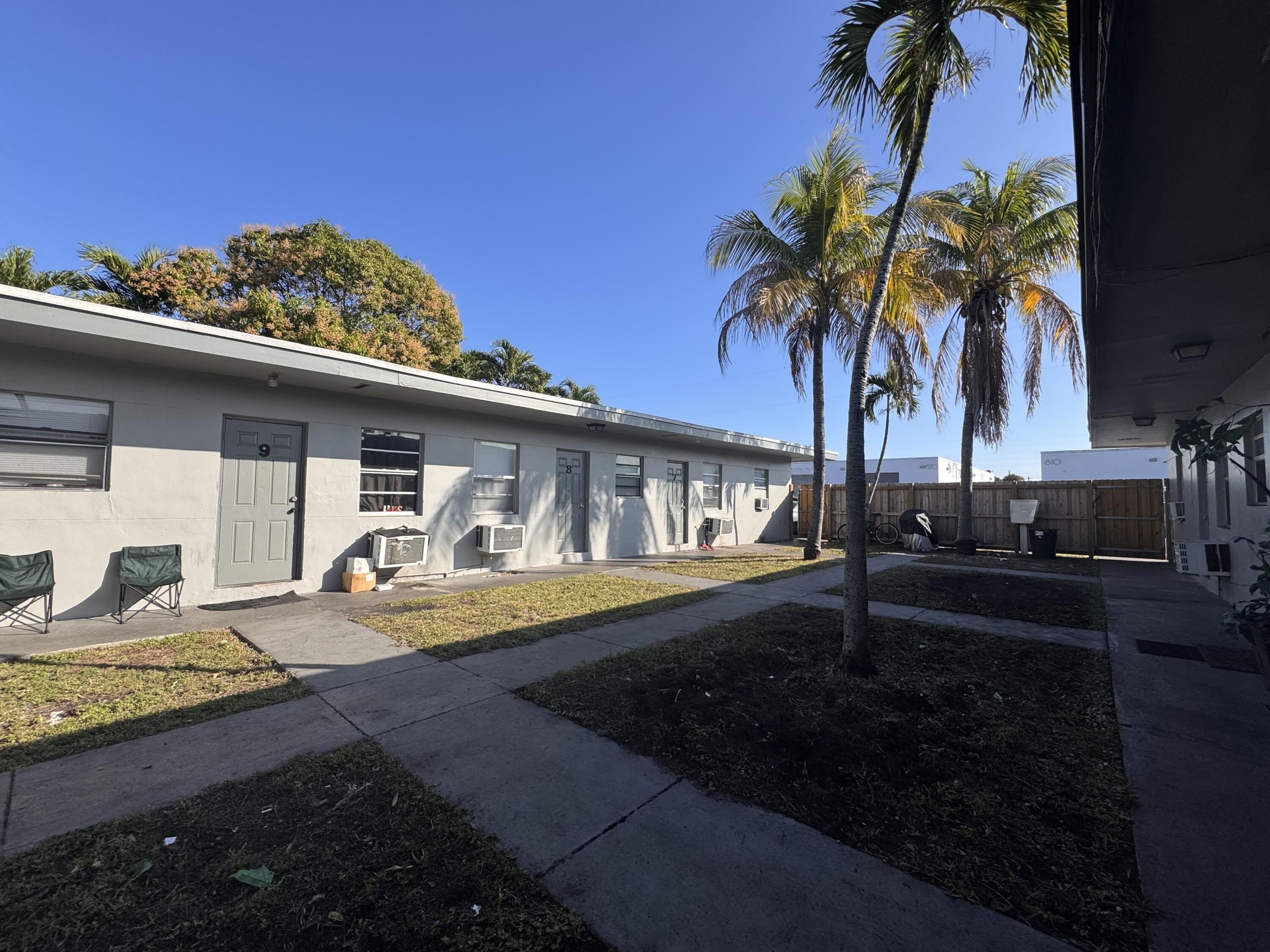 825 NW 10TH Terrace – photo 1