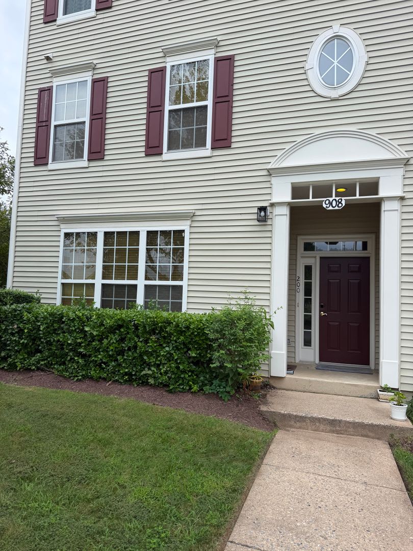 END UNIT TWO LEVEL CONDO WITH 1 CAR GARAGE, CLOSE TO KENTLANDS, DOWNTOWN CROWN AND METRO – photo 1