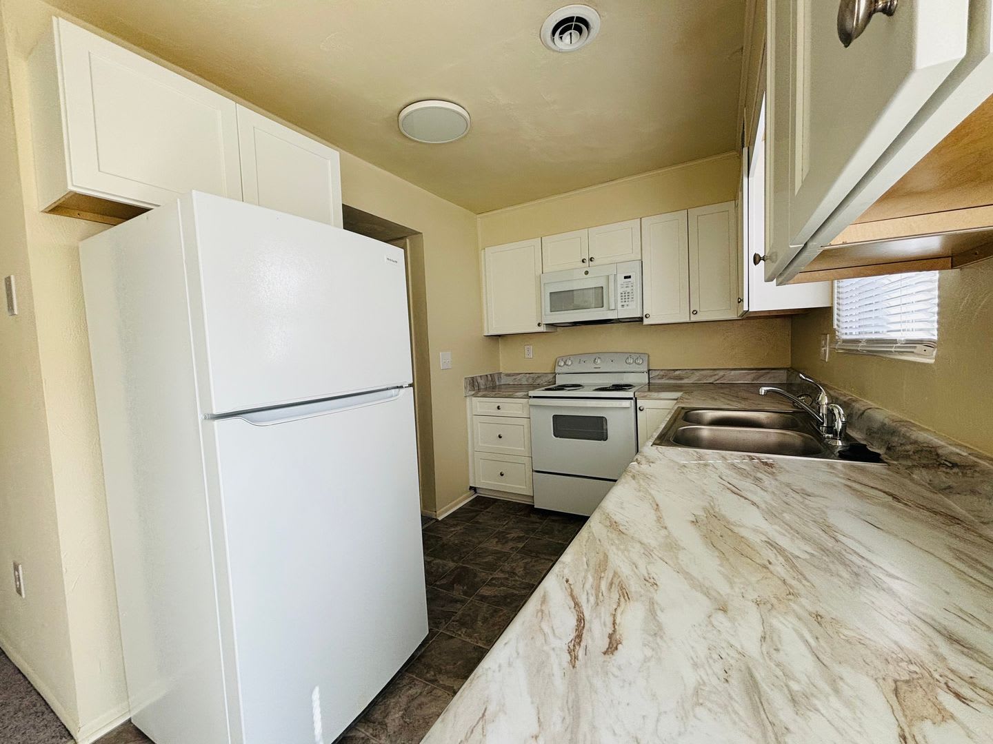 2 Bedroom, 1.5 Bath Townhouse – photo 2