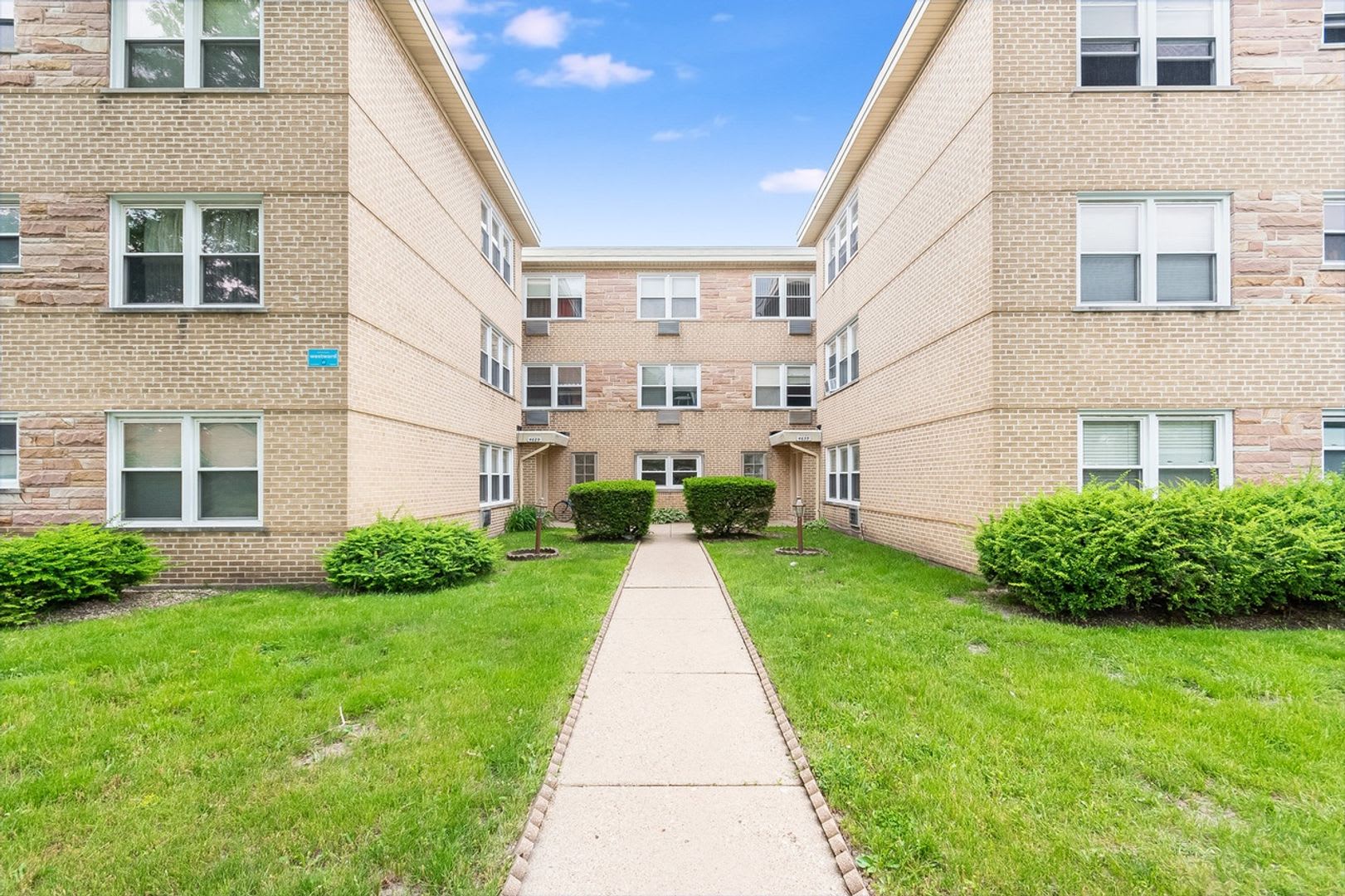 Charming 2 Bedroom Condo In Skokie – photo 2