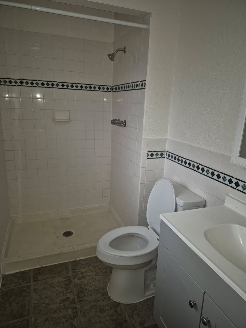 Spacious And Remodeled 4 Bedroom 2 Bath Fireplace Garage In Pebble North – photo 3