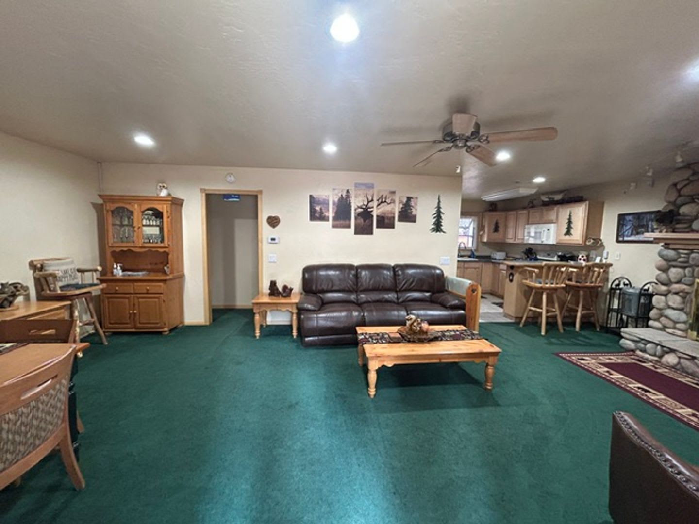 Furnished 2 Bedroom With Fenced Yard – photo 4