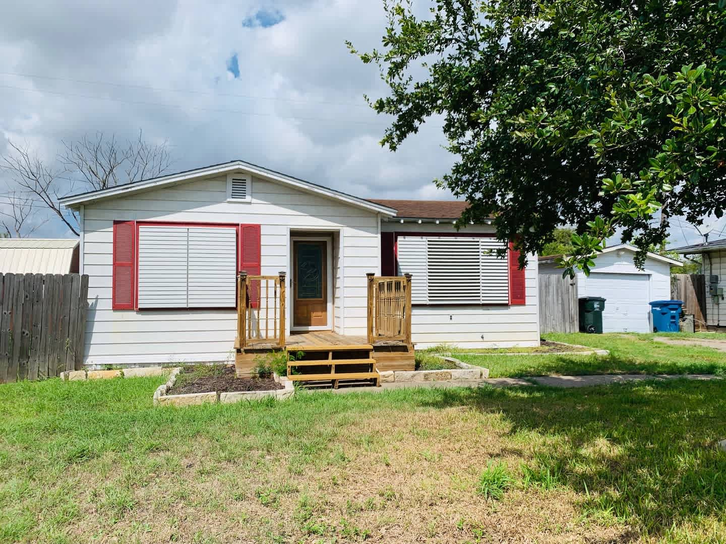Charming 2-Bedroom Home with Large Backyard, Covered Patio &amp; Workshop-Calallen Area – photo 1