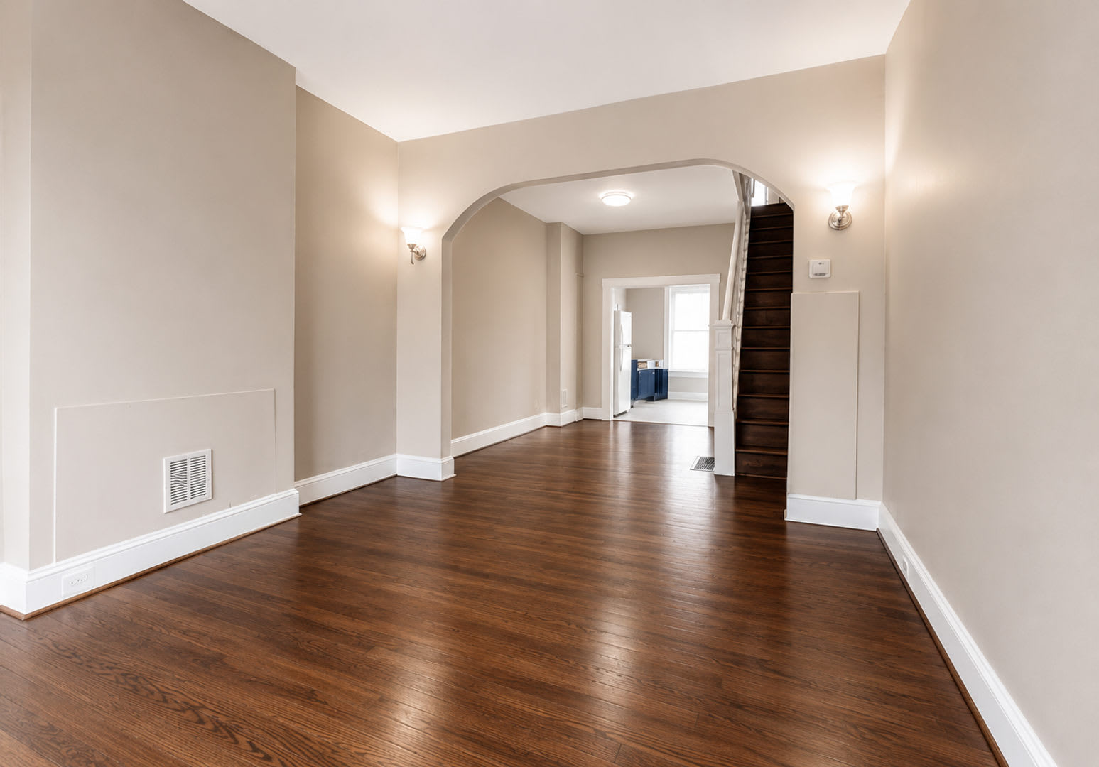 Charming Baltimore Rowhome 2 Bedrooms Den 1 Bathroom Hardwood Floors Bonus Basement – photo 2
