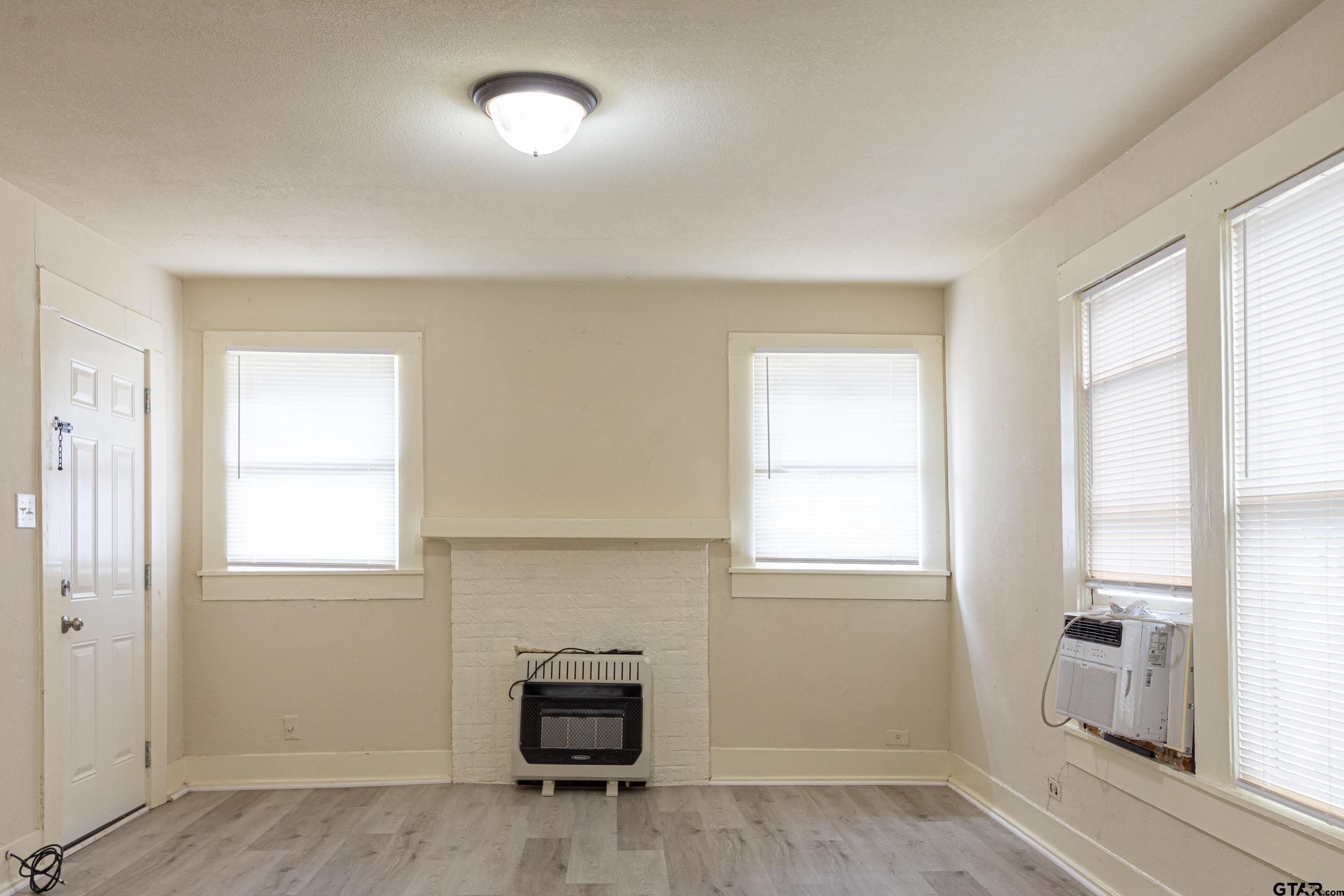 1118 E Houston St – photo 2