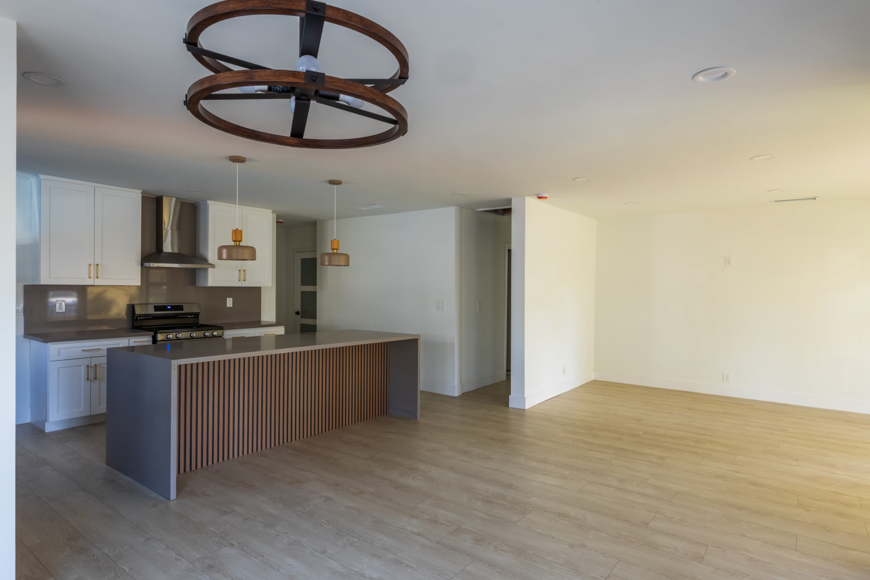 17601 Hamlin Street – photo 3