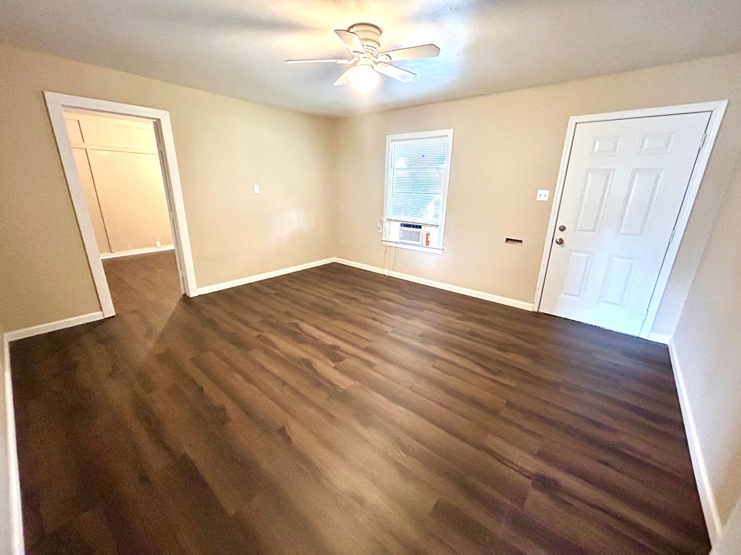 *MOVE IN SPECIAL* 2-Bedroom House with Large Fenced Backyard! – photo 3
