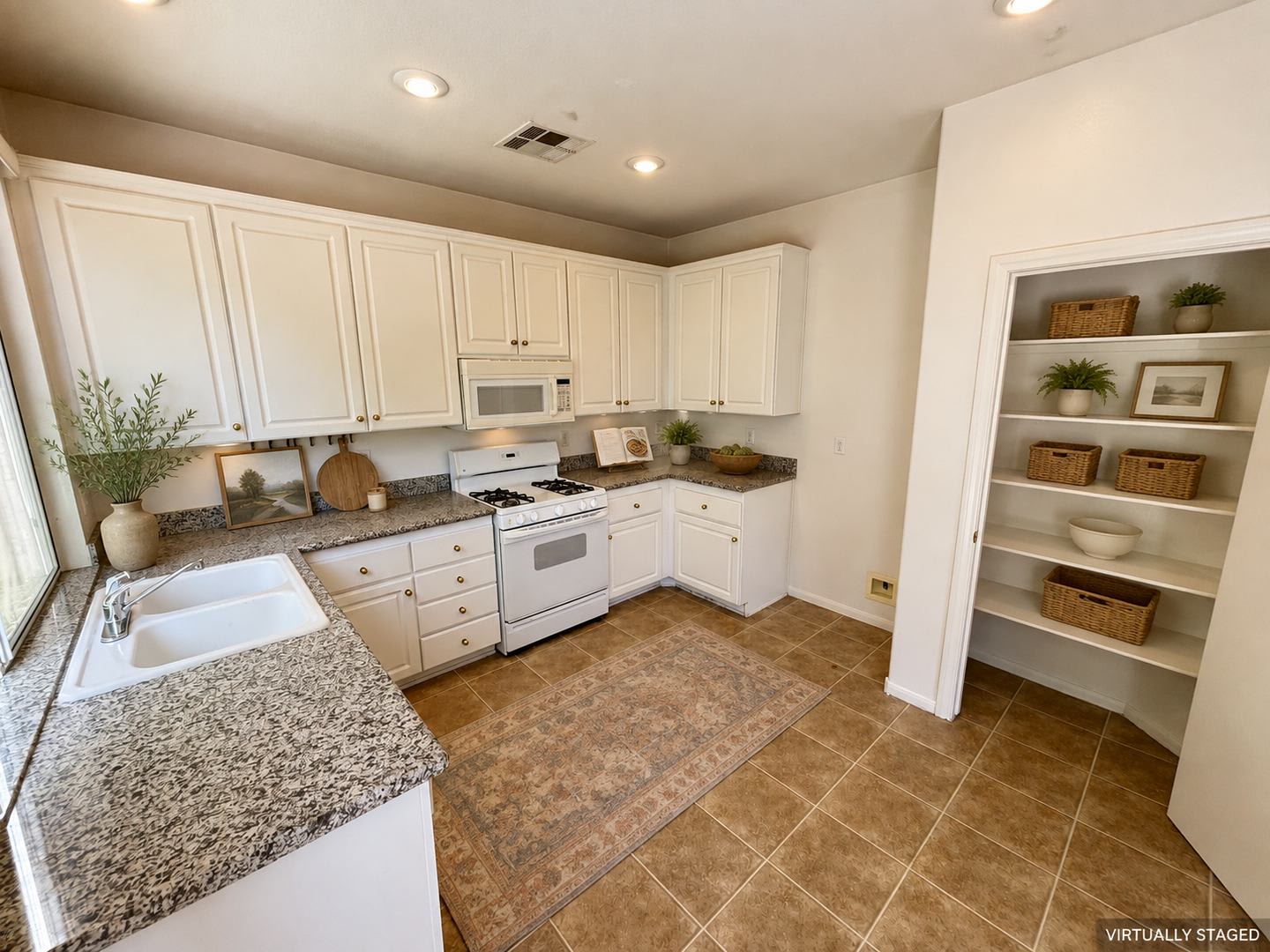 Stunning 4 Bed 2Bath 2Car Home Located In The Village In Summerlin – photo 5