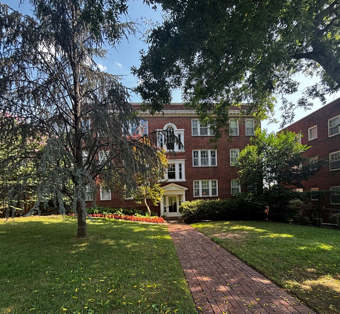 Immaculate 2/1.5/1 Condo off of Riverside Dr with a perfect river view from the top floor! – photo 1