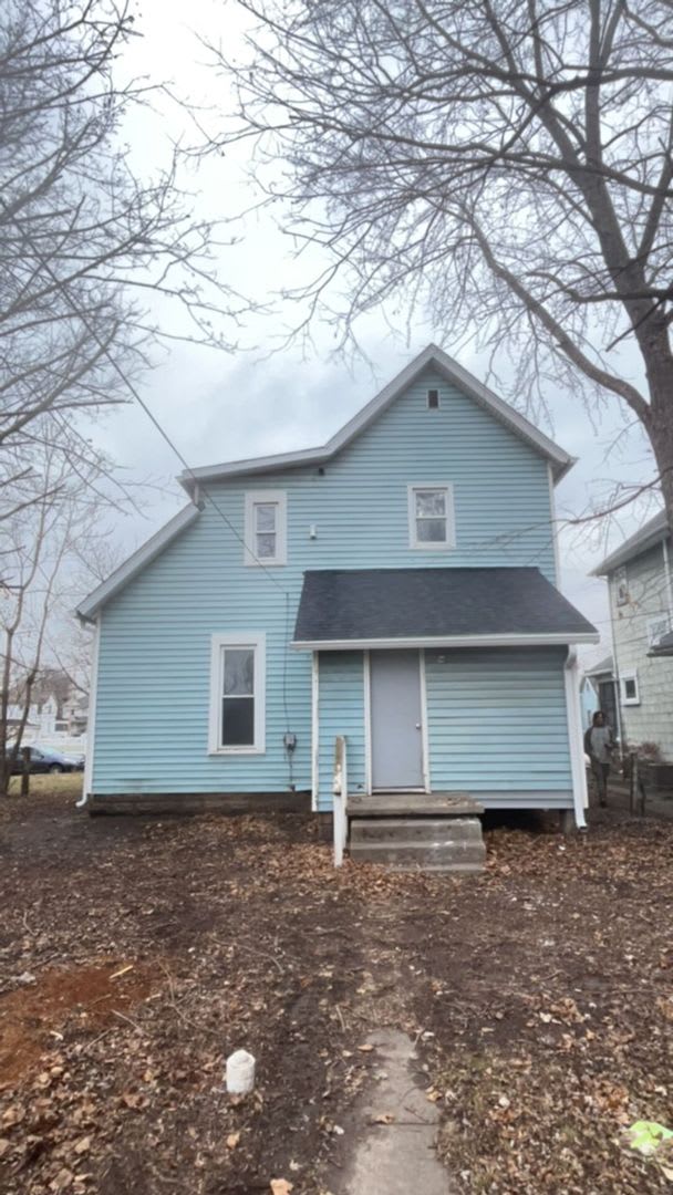 5 Bedroom 2 Bathroom Home! Large Front Porch! Nice backyard! – photo 2