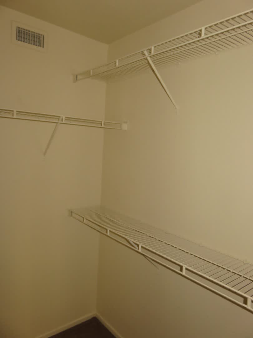 Huge family room with kitchen nicely tucked in the middle. – photo 5