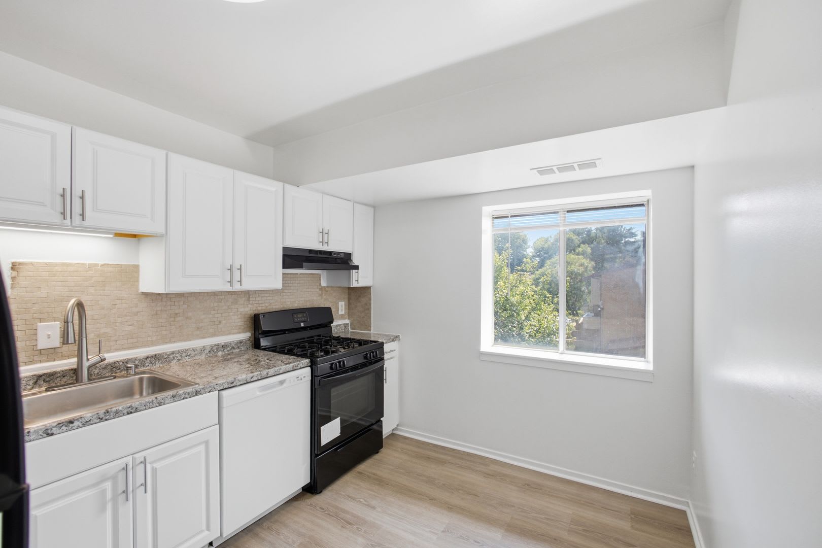 Inviting 1 BR/1 BA Apartment in Montgomery Village! – photo 1