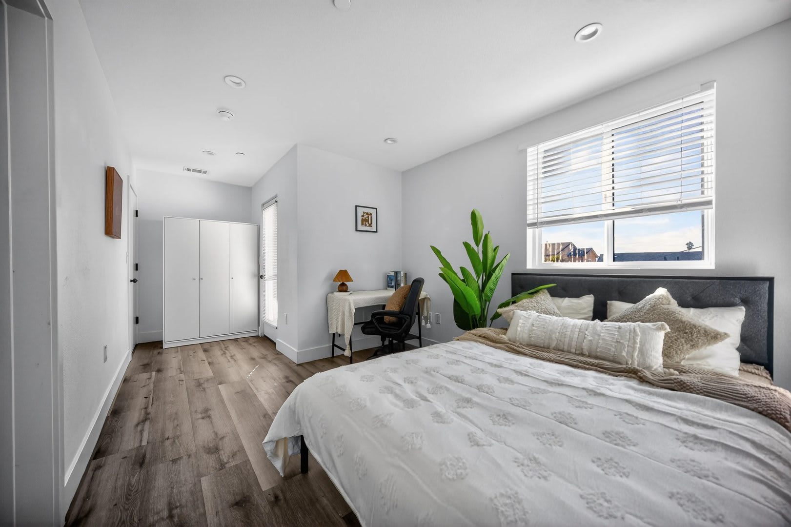 MH 1530 W 37th St – photo 2