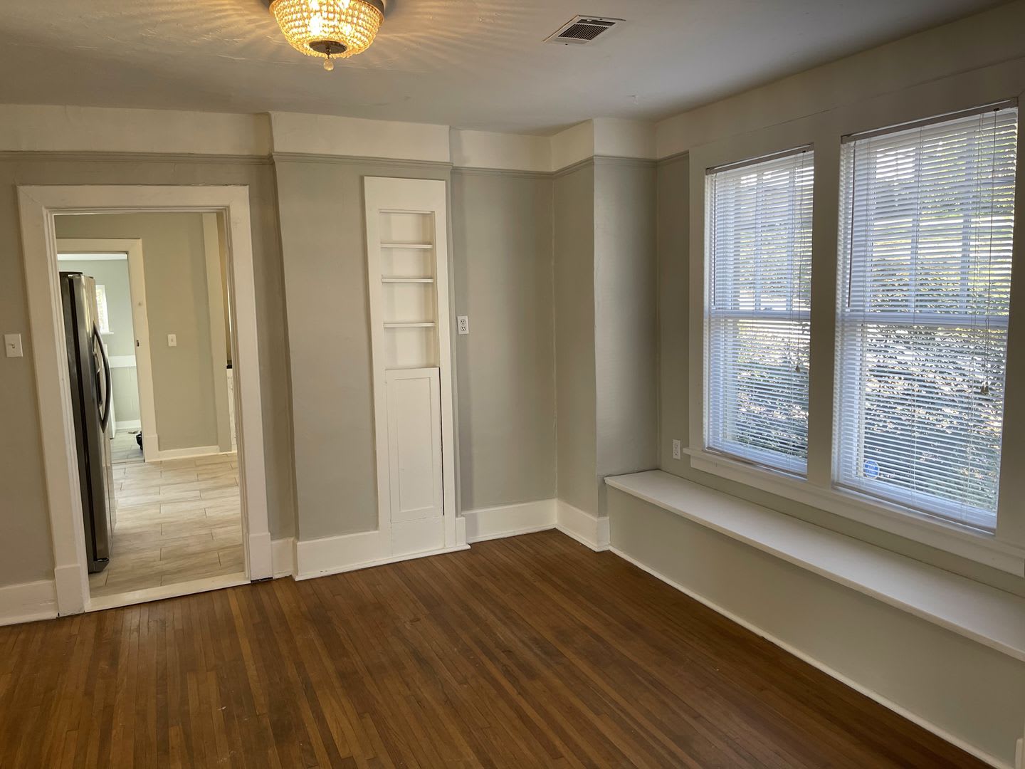 Adorable Hillcrest Bungalow with 3 bedrooms and 2 bathrooms. – photo 4