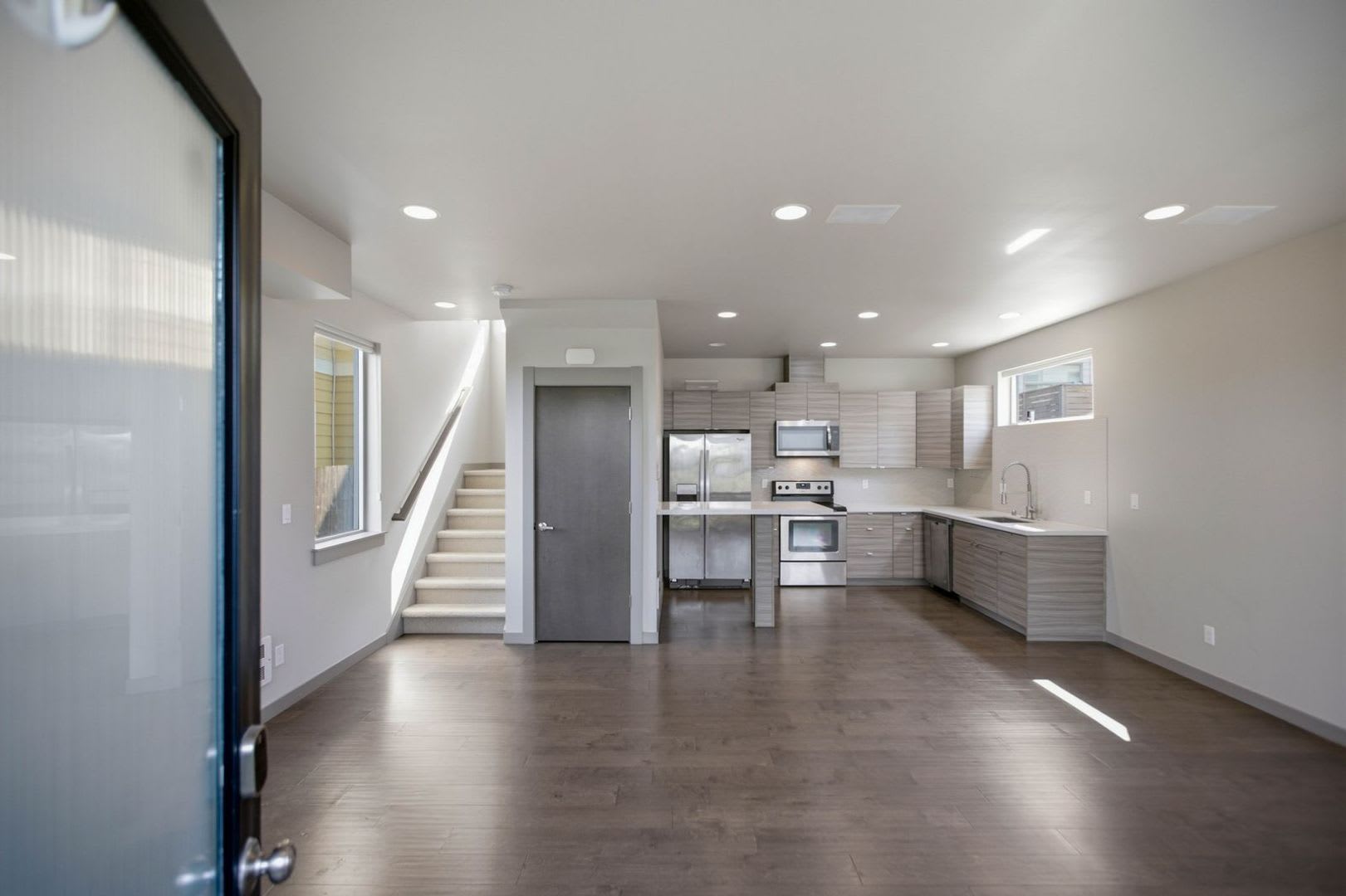 Well-located 2 bed 2 bath townhome in North Delridge with parking – photo 4