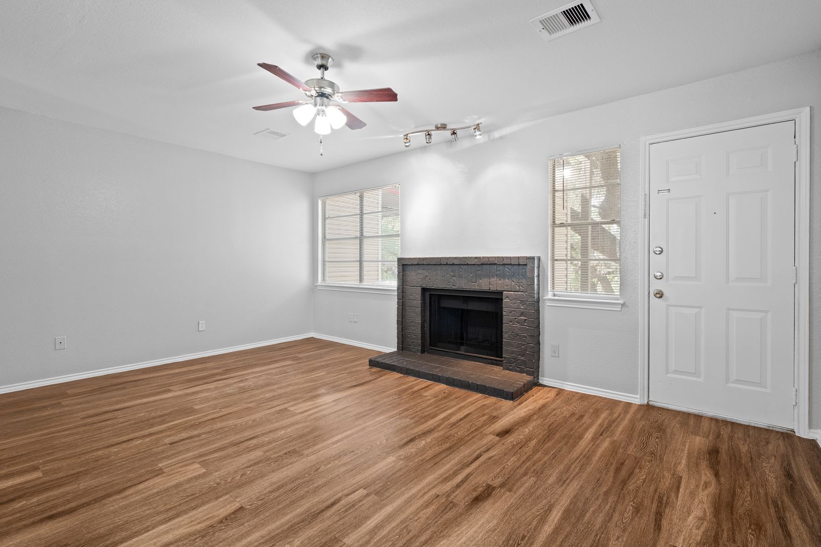 RIVER CROSSING TOWNHOME – photo 2