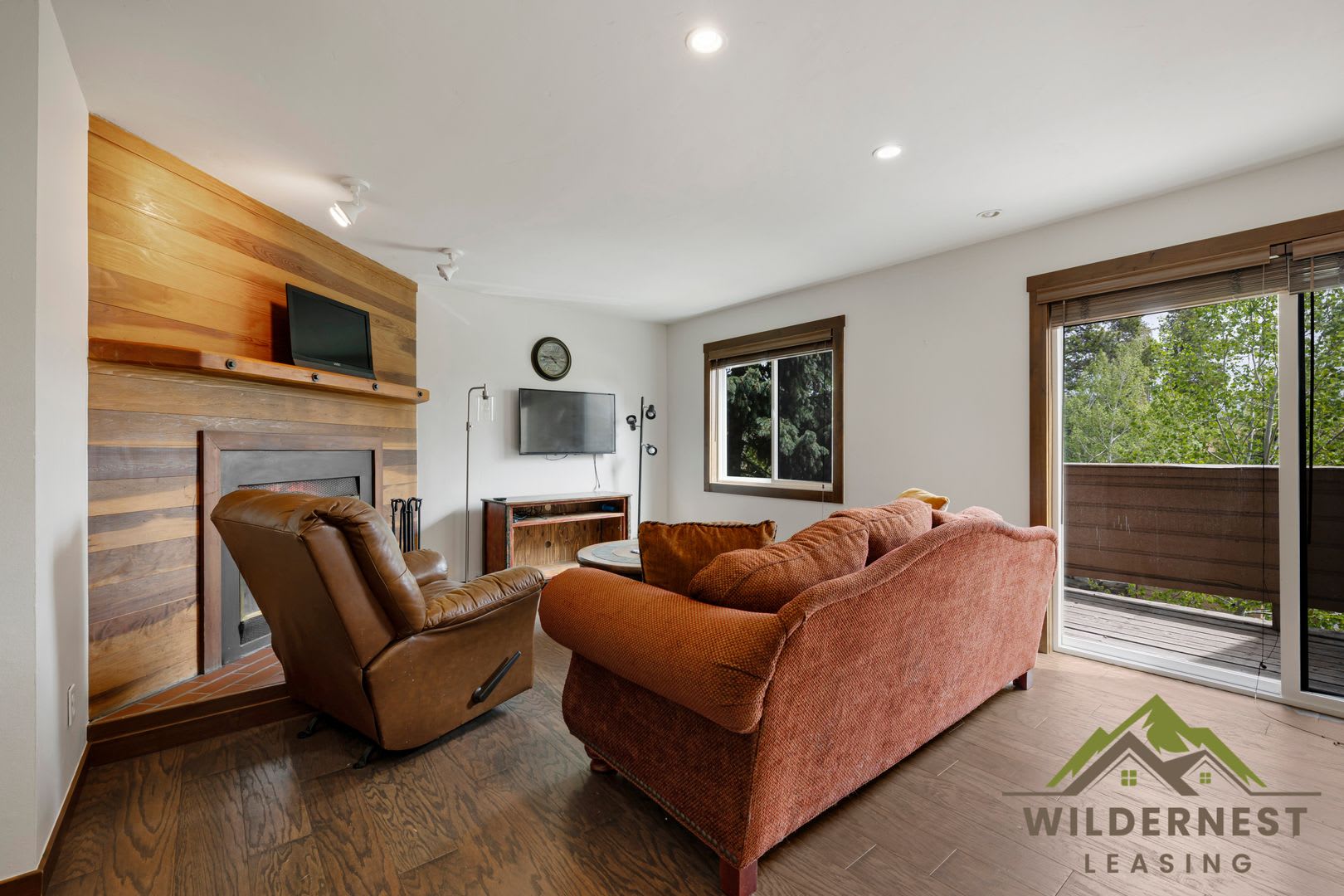 Woodworks Townhome- 3 Bedroom/3 Bath Unit w/Updated kitchen on the Bus Route – photo 2