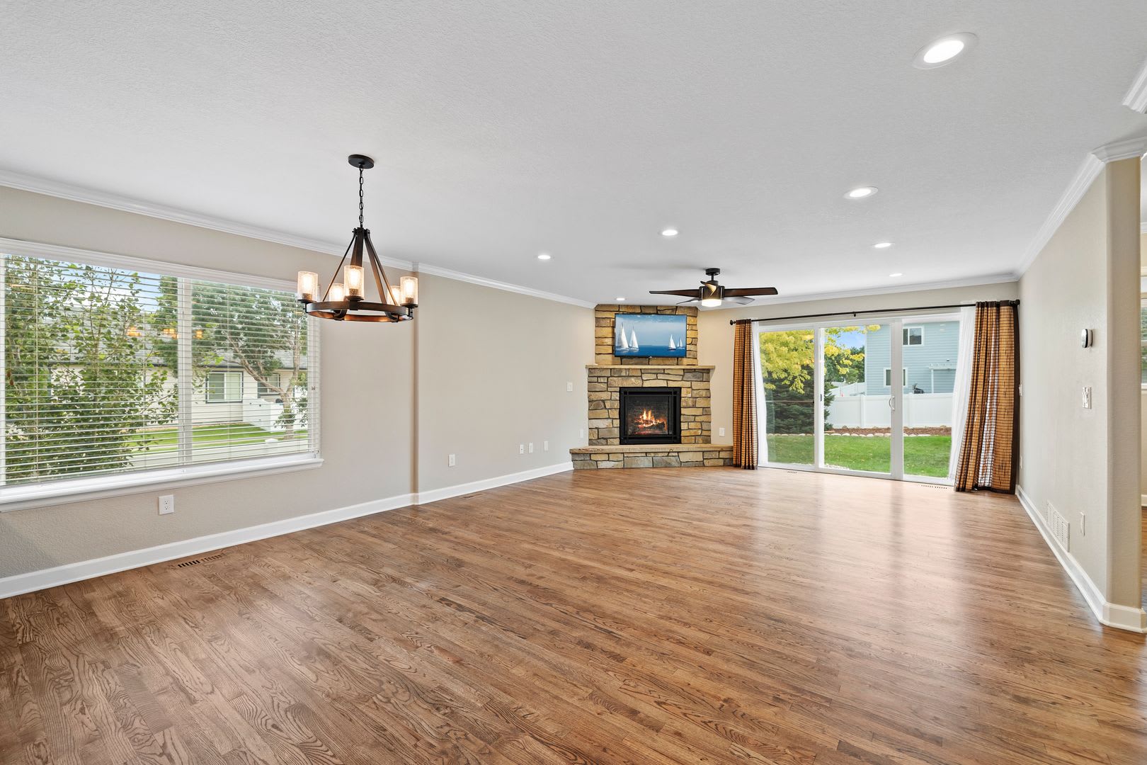 5 Bed 3.5 Bath Home in Maple Hills Available Now!! – photo 4