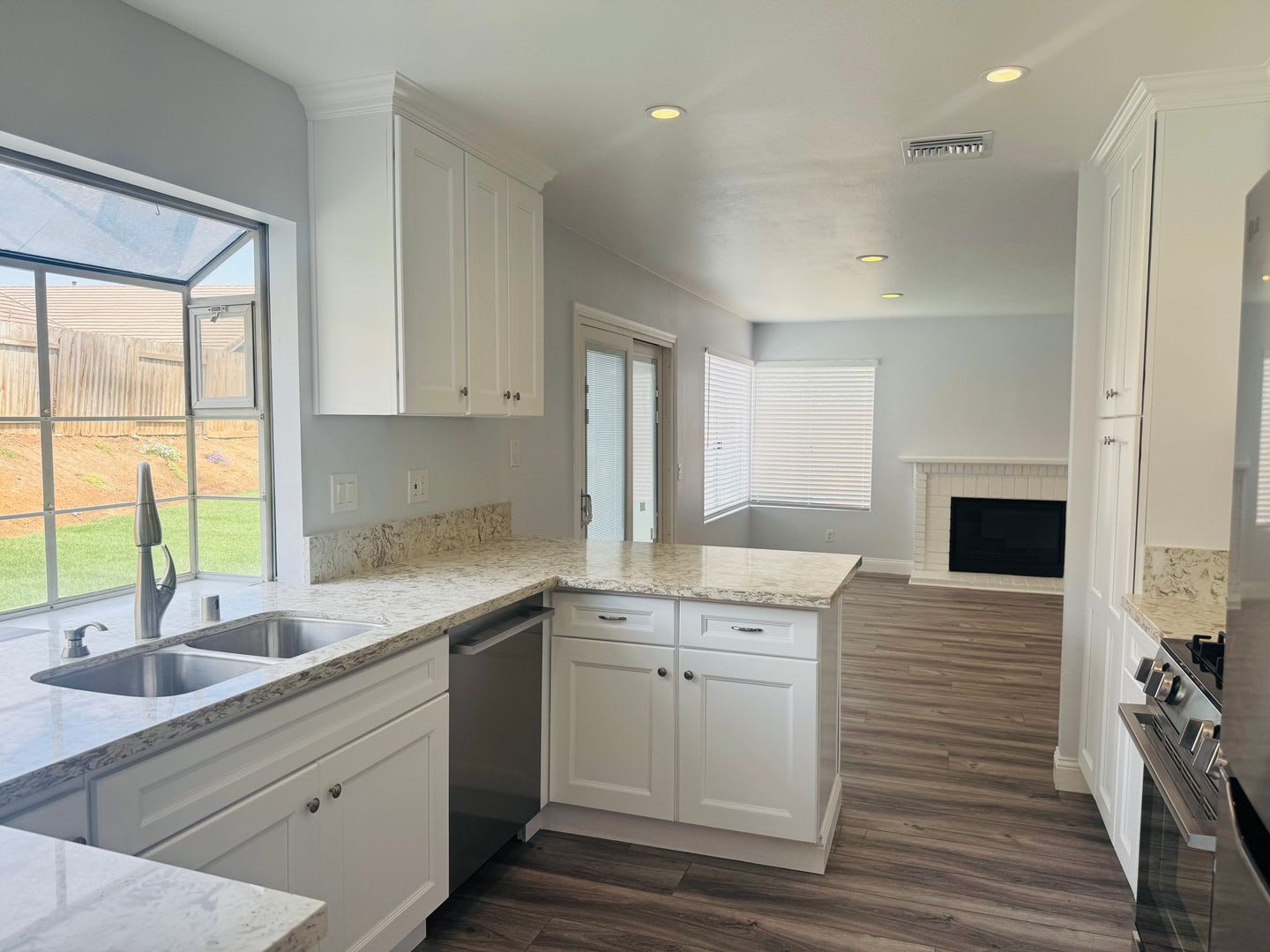Better than new… 3 bedroom in Mission Oaks – photo 5