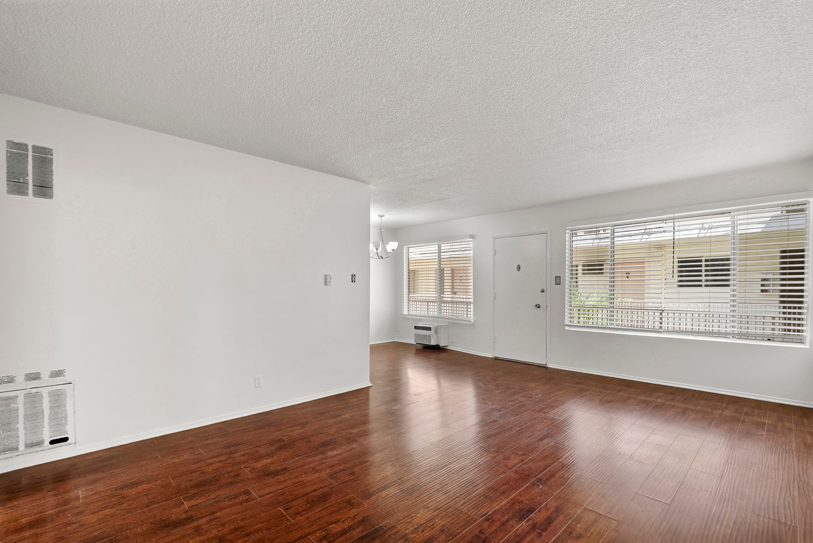 Spacious 2-Bedroom Near Beverly Hills – *** 1 Month Free! *** – photo 5