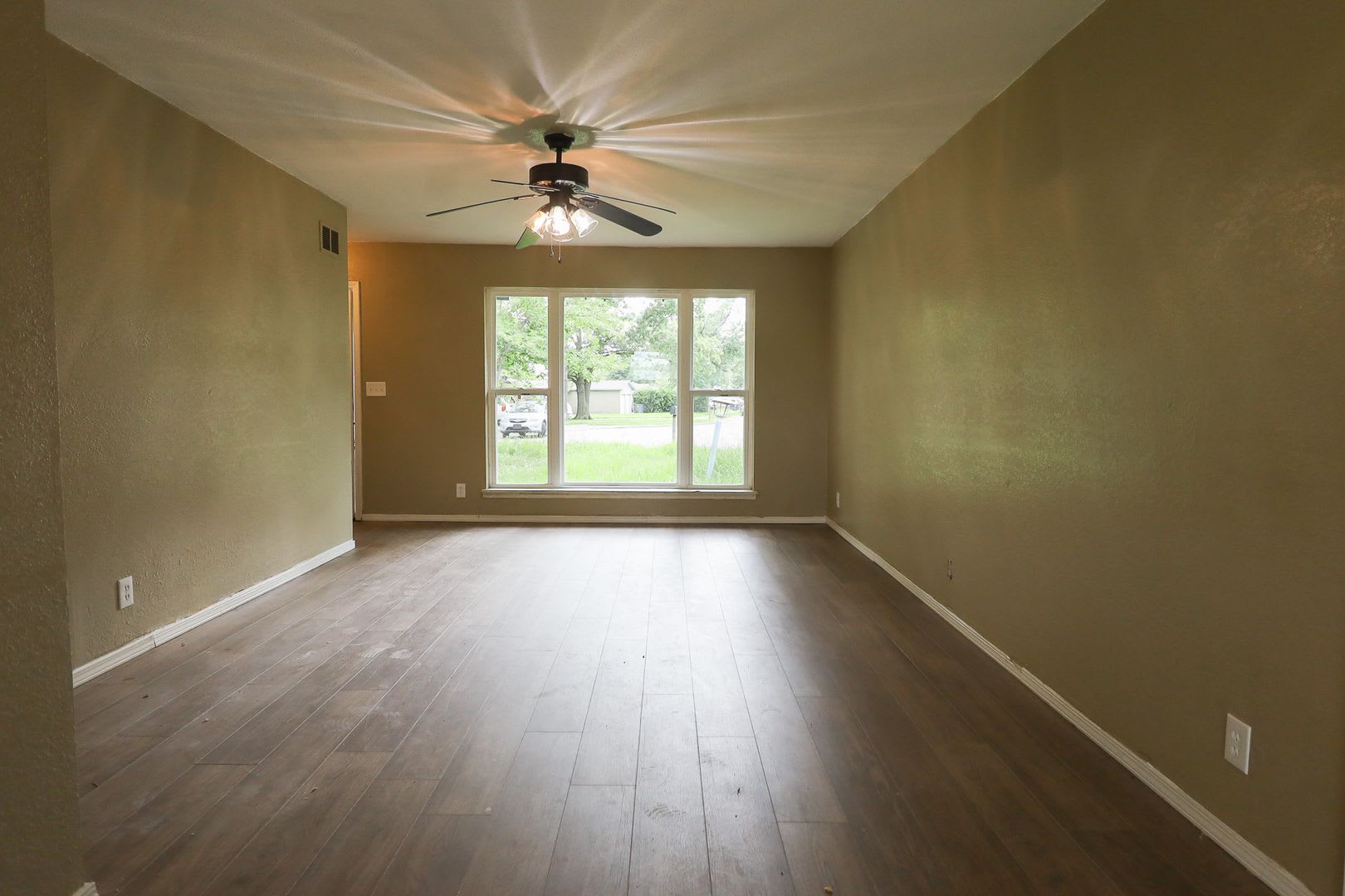 Midtown 3 Bedroom Gem! Available Mid/Late August – photo 4