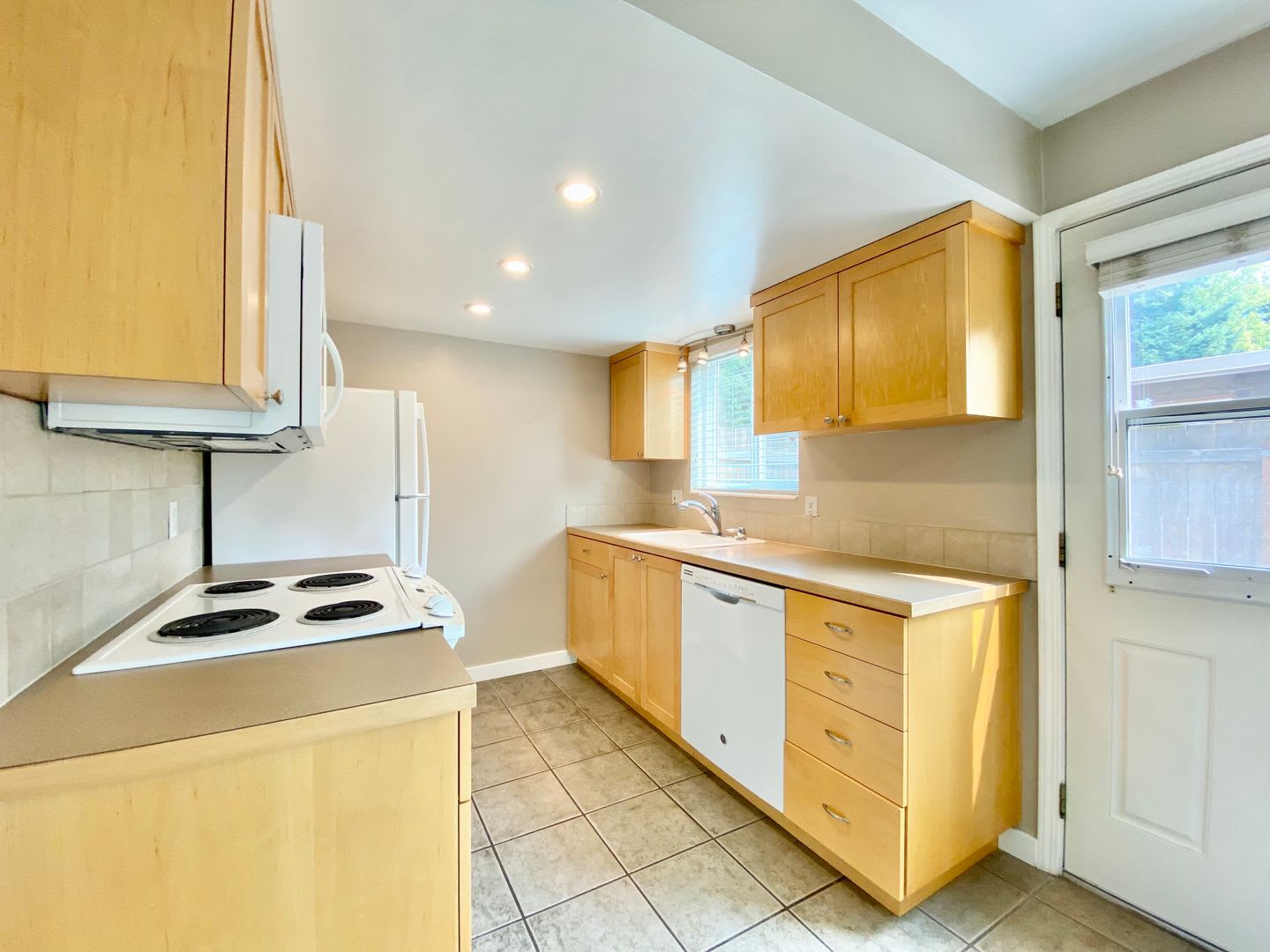 Charming Townhome in Bellevue's Newport Hills Community – photo 4