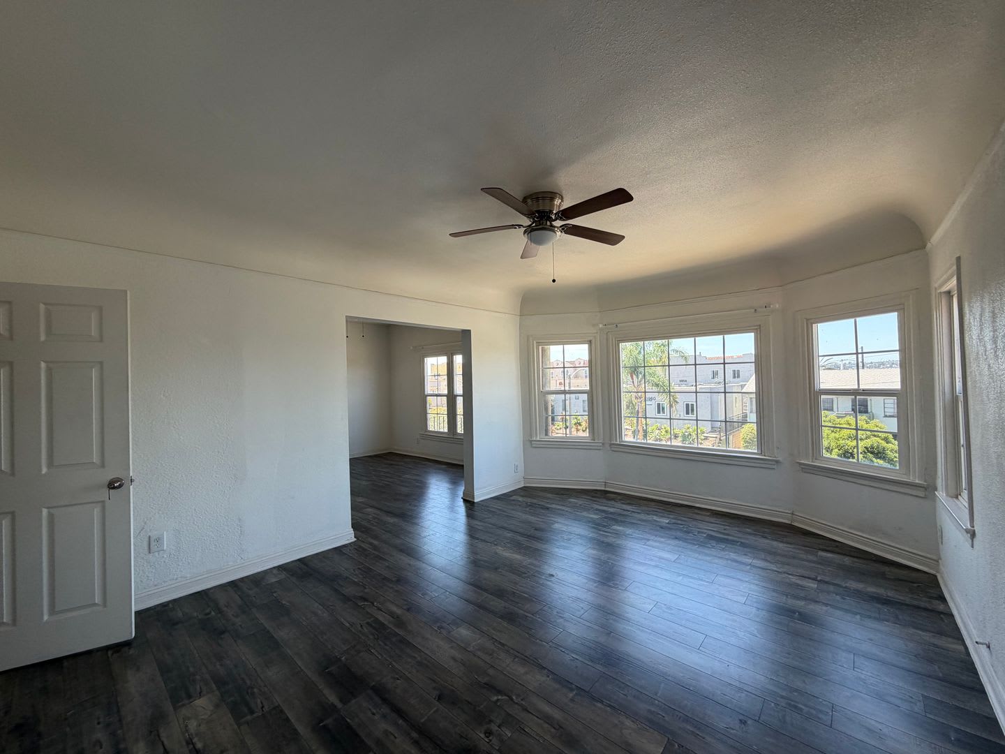 Mid City Top Floor 2 Bedroom 1 Bath Gem – photo 3