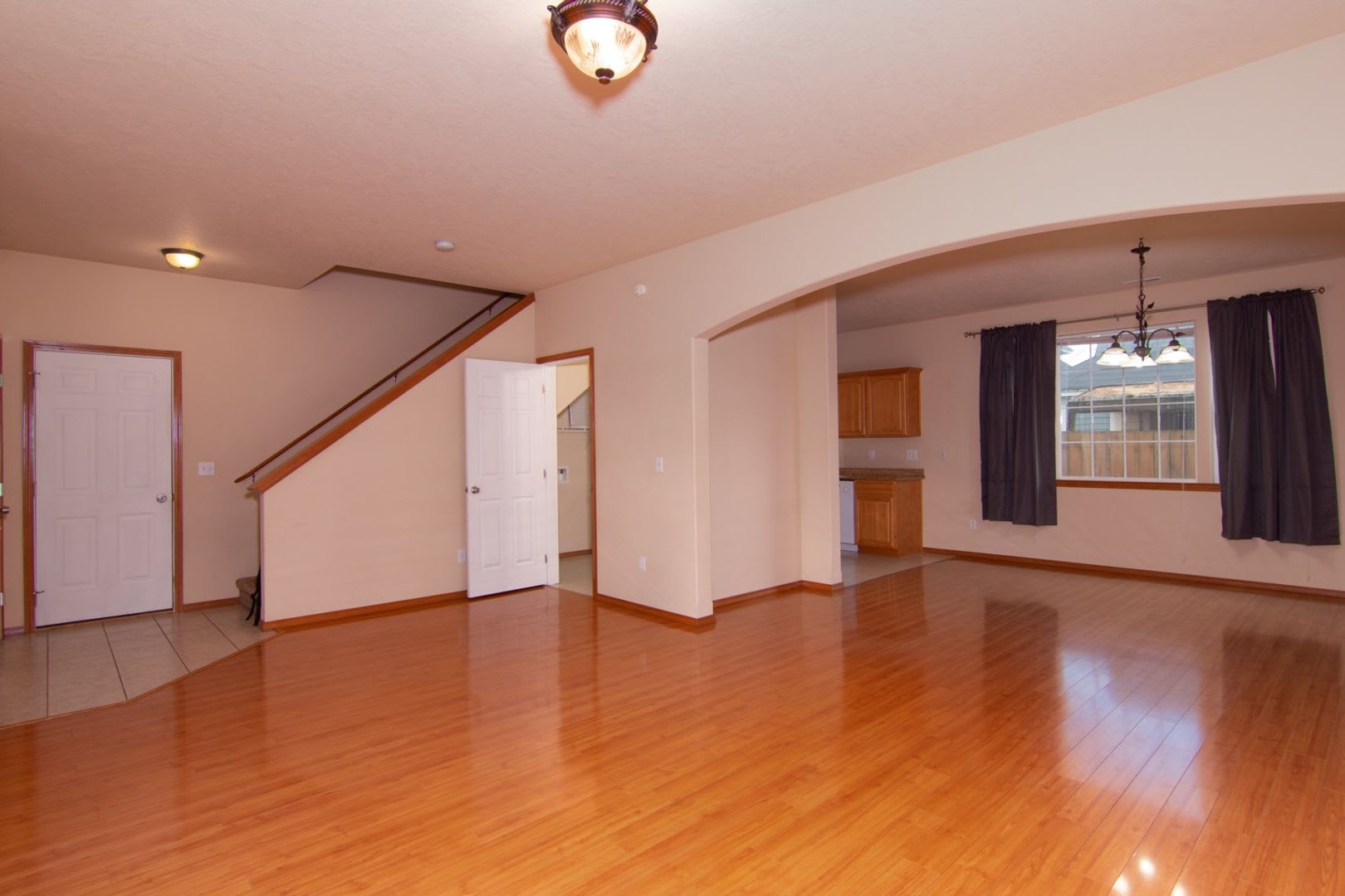 August Availability Nicely Updated 3 Bedroom 2 5 Bath With Large Living Dining Area And Attached Garage – photo 2