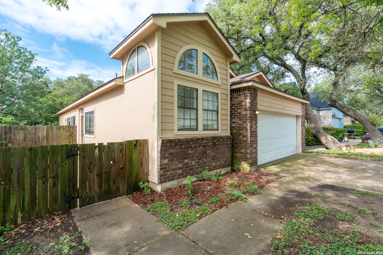 BEAUTIFULLY UPDATED 3-BEDROOM HOME IN TIMBER RIDGE – photo 2