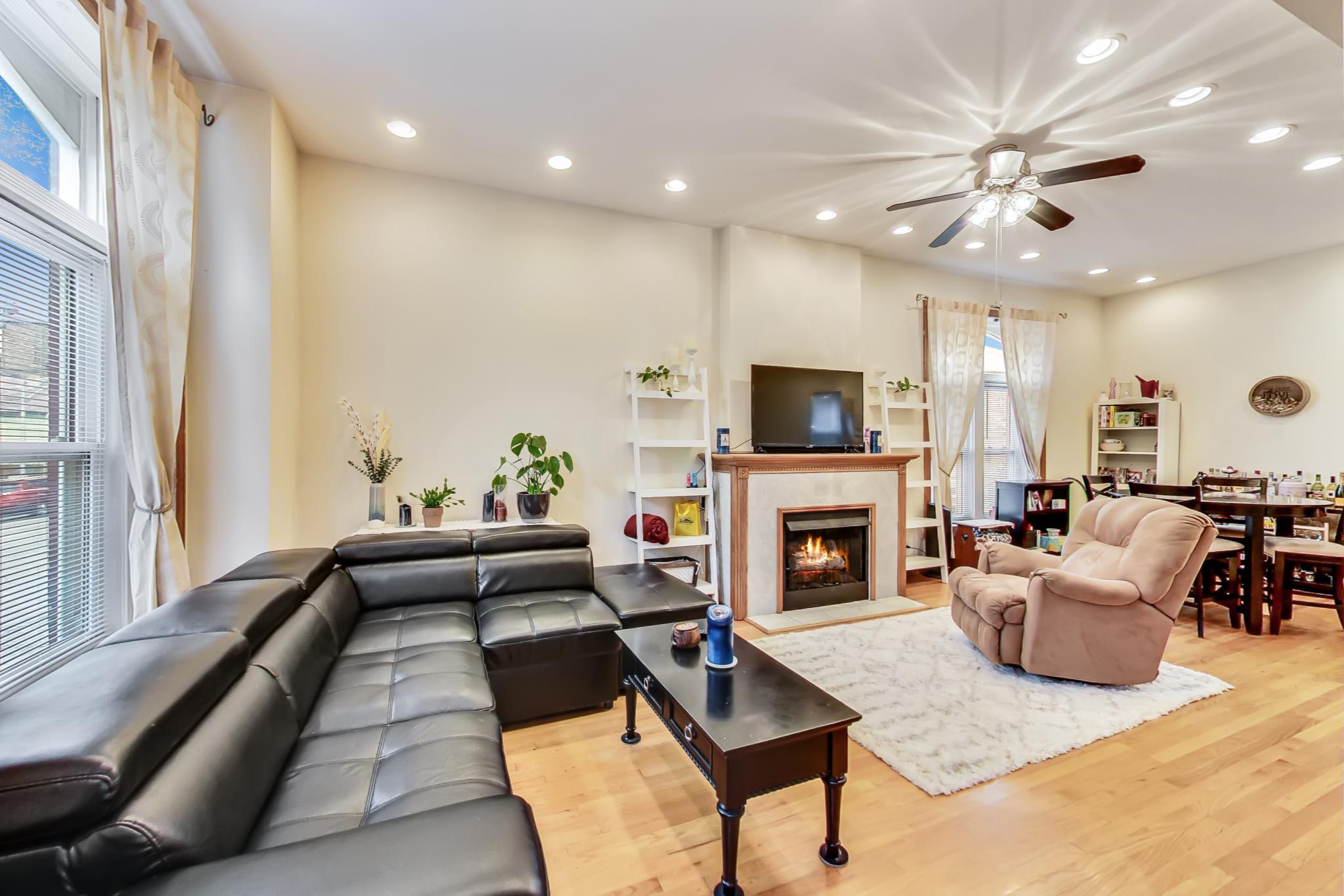 733 North Hoyne Avenue – photo 4