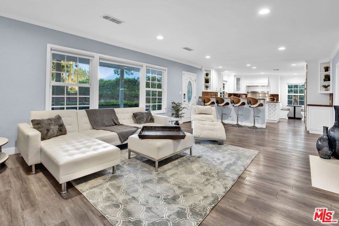 8345 White Oak Ave – photo 5