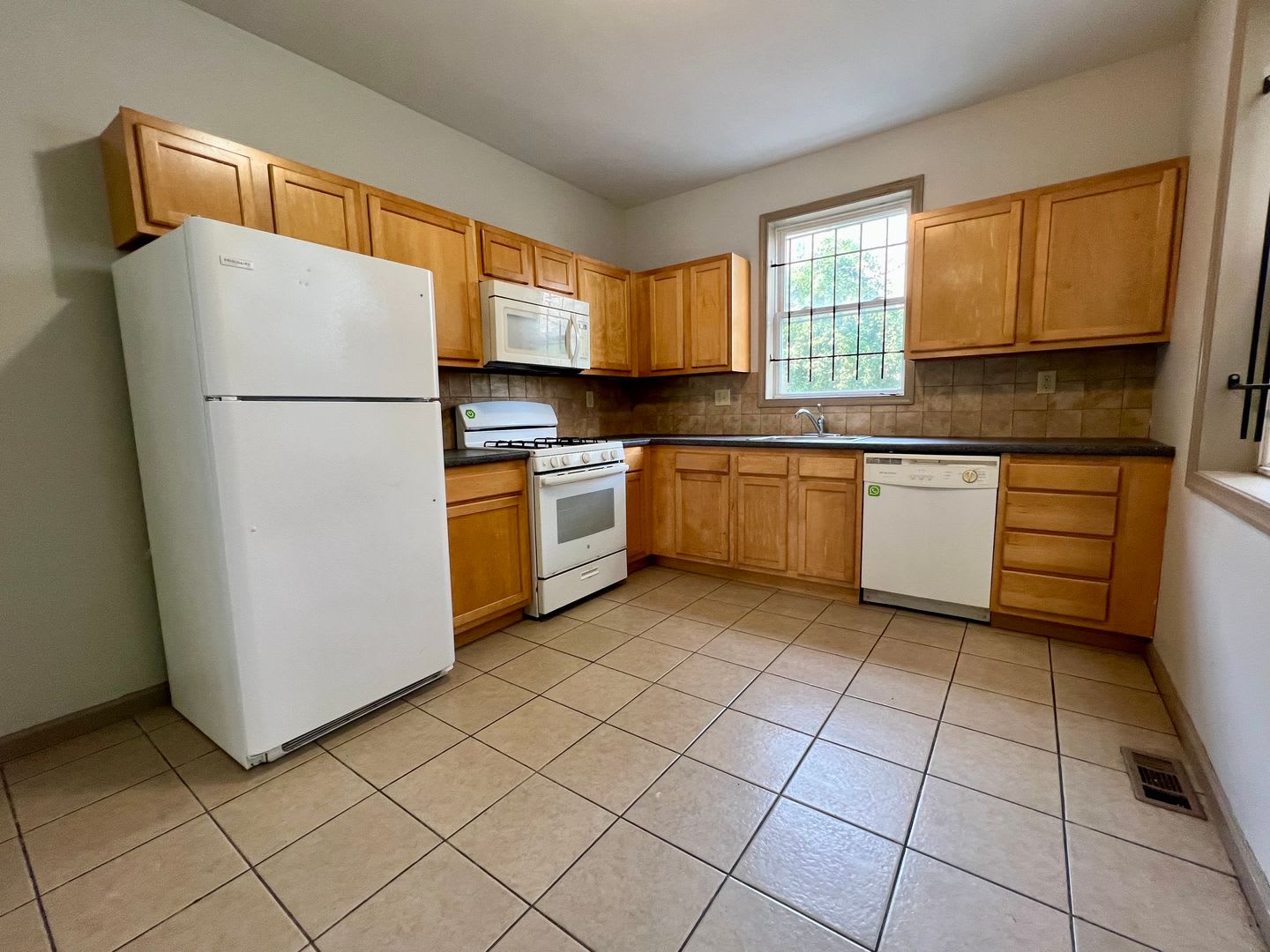 Stunning 6 Bedroom Townhome Steps Away From Temple Available Now Rent Special One Month Free On 13 Month Lease – photo 5