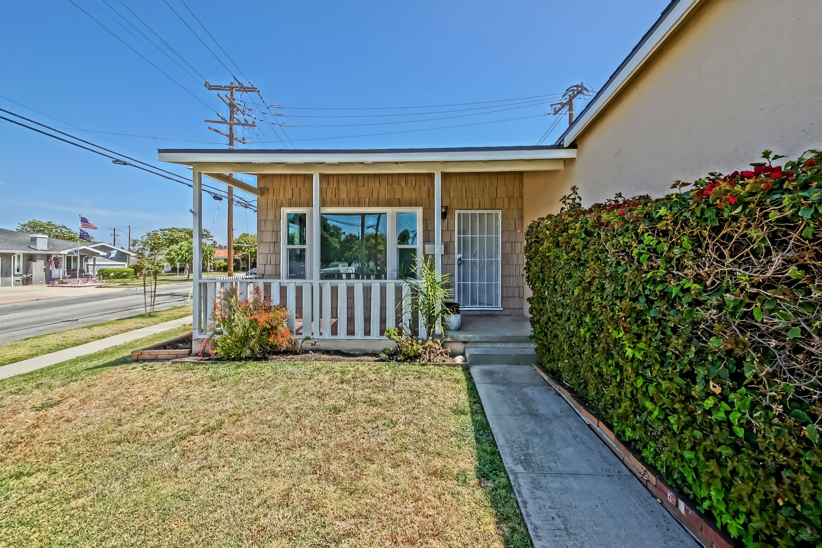 Partially Remodeled Charming Bright Home On A Large Corner Lot W Front Porch Large Front Lawn Rear Patios Close To Mall Shopping Mins To Beach – photo 2