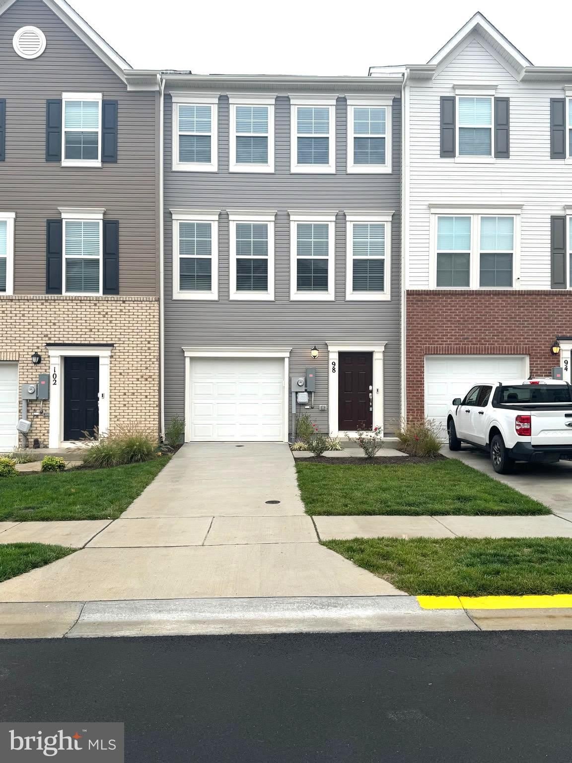 98 EXTROVERT DR – photo 1