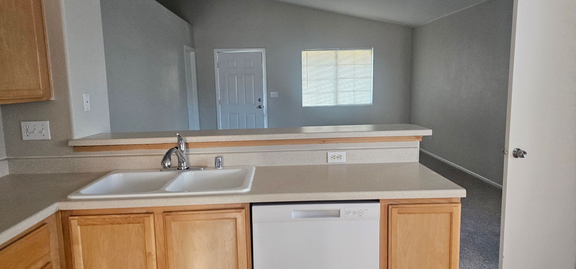 4 bedroom home for rent – photo 4