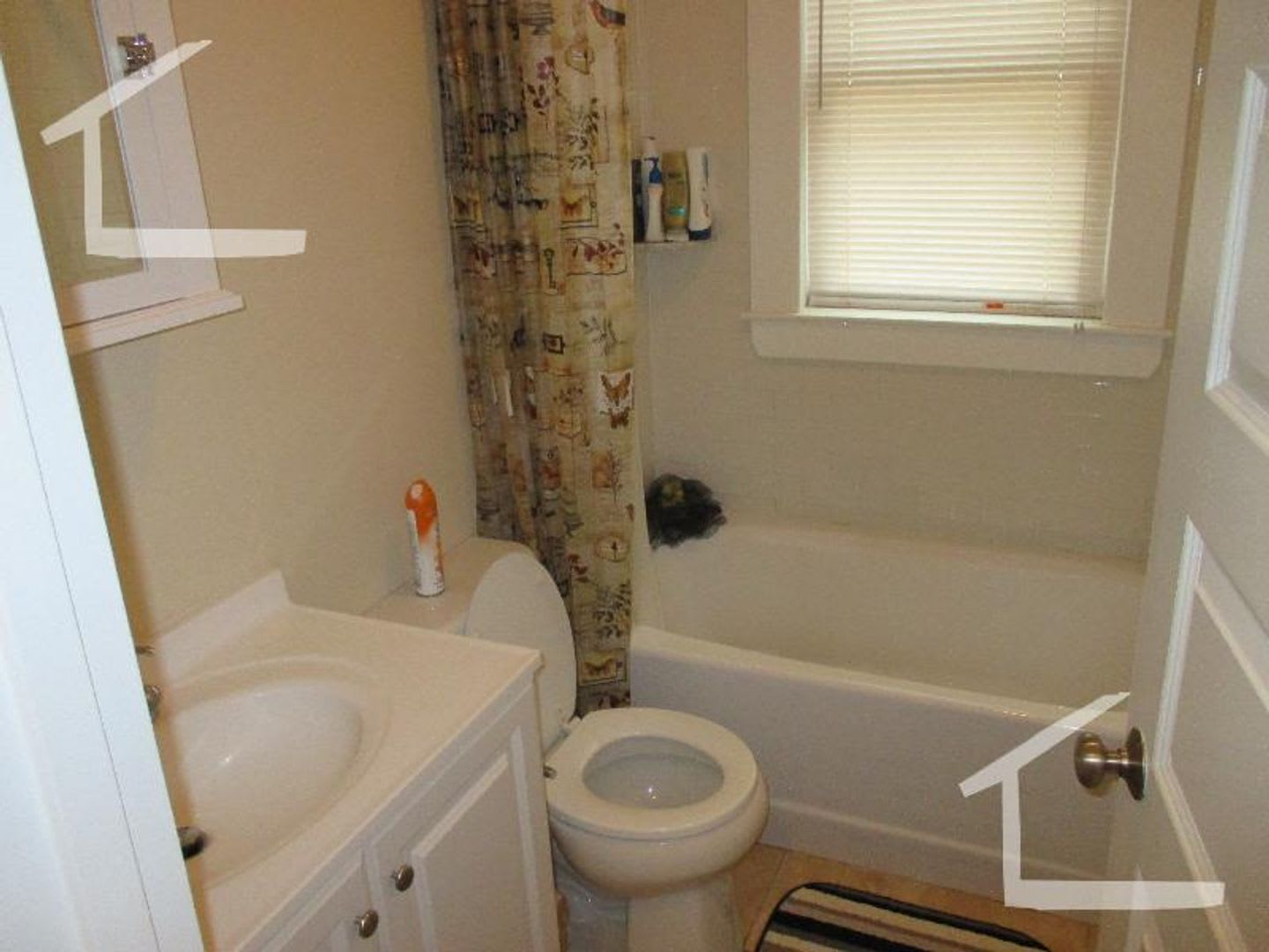 Nicely renovated 3 bed unit with in-unit laundry. – photo 5