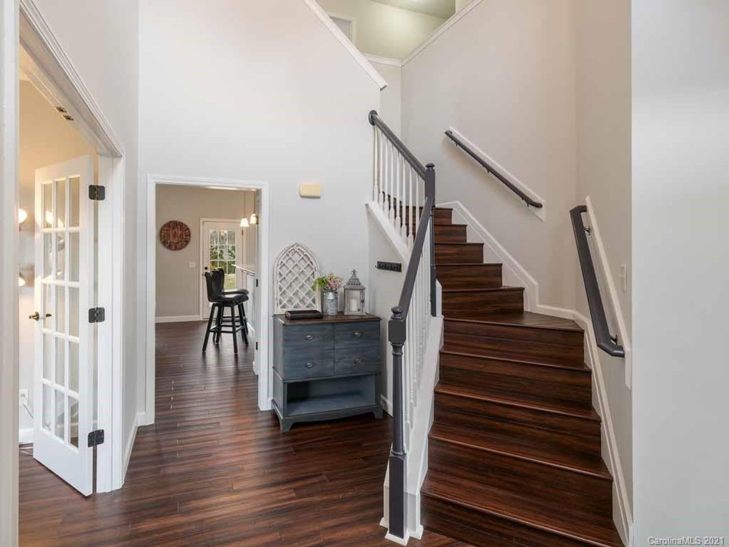 Spacious Home High End Finishes Convenient Location – photo 3