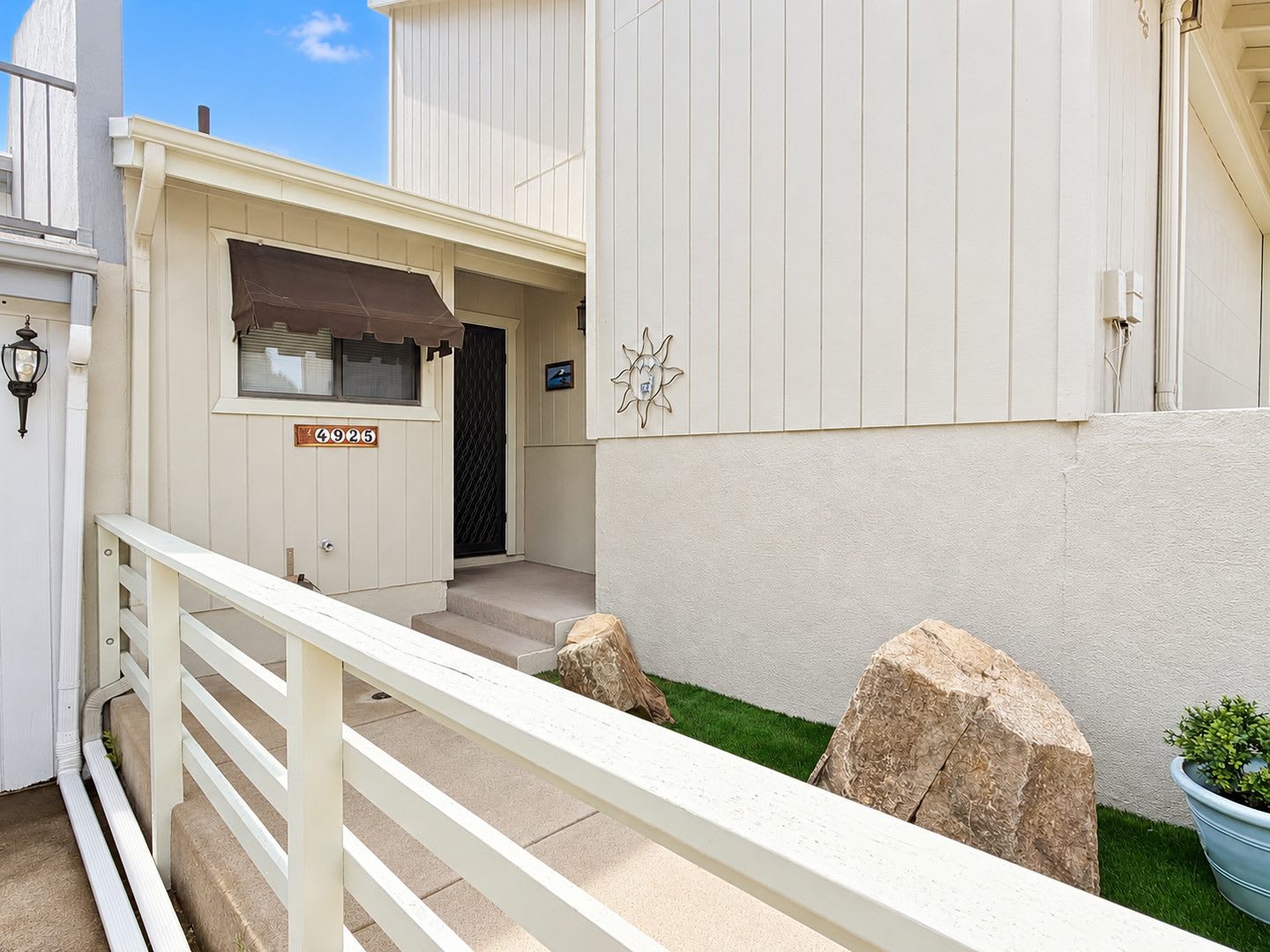 Furnished Rental With Scenic Views Private Deck Fireplace Attached Garage – photo 3