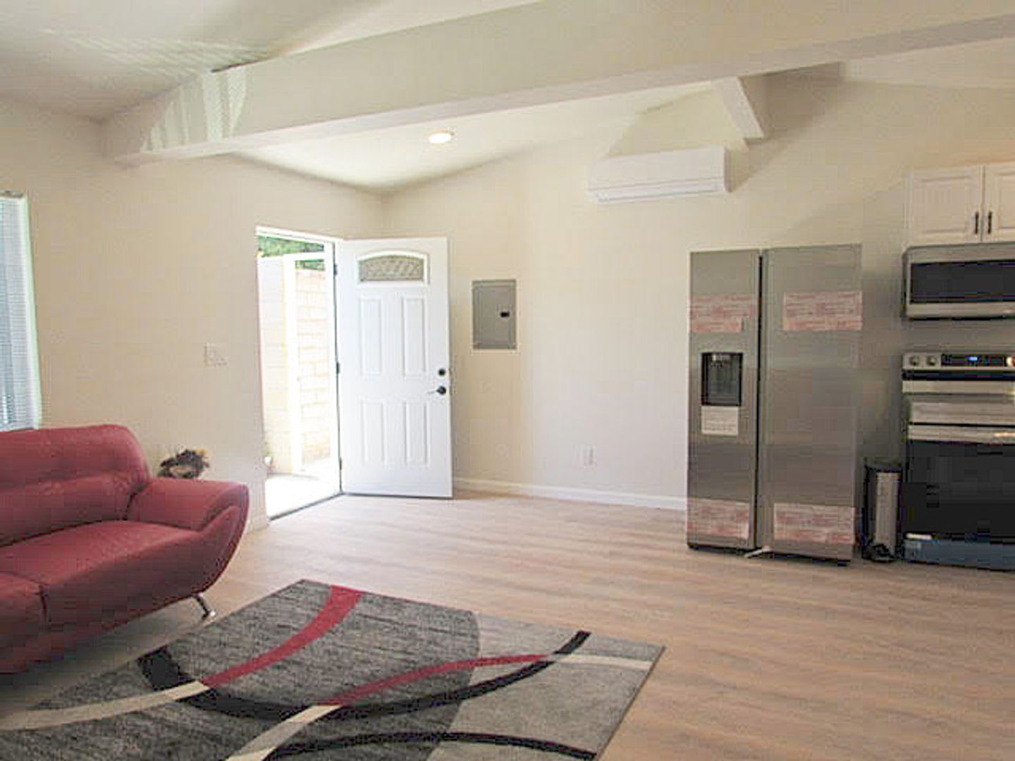 Completely Private one bedroom ADU/Guest House. Large 600sq ft! High ceilings – photo 3