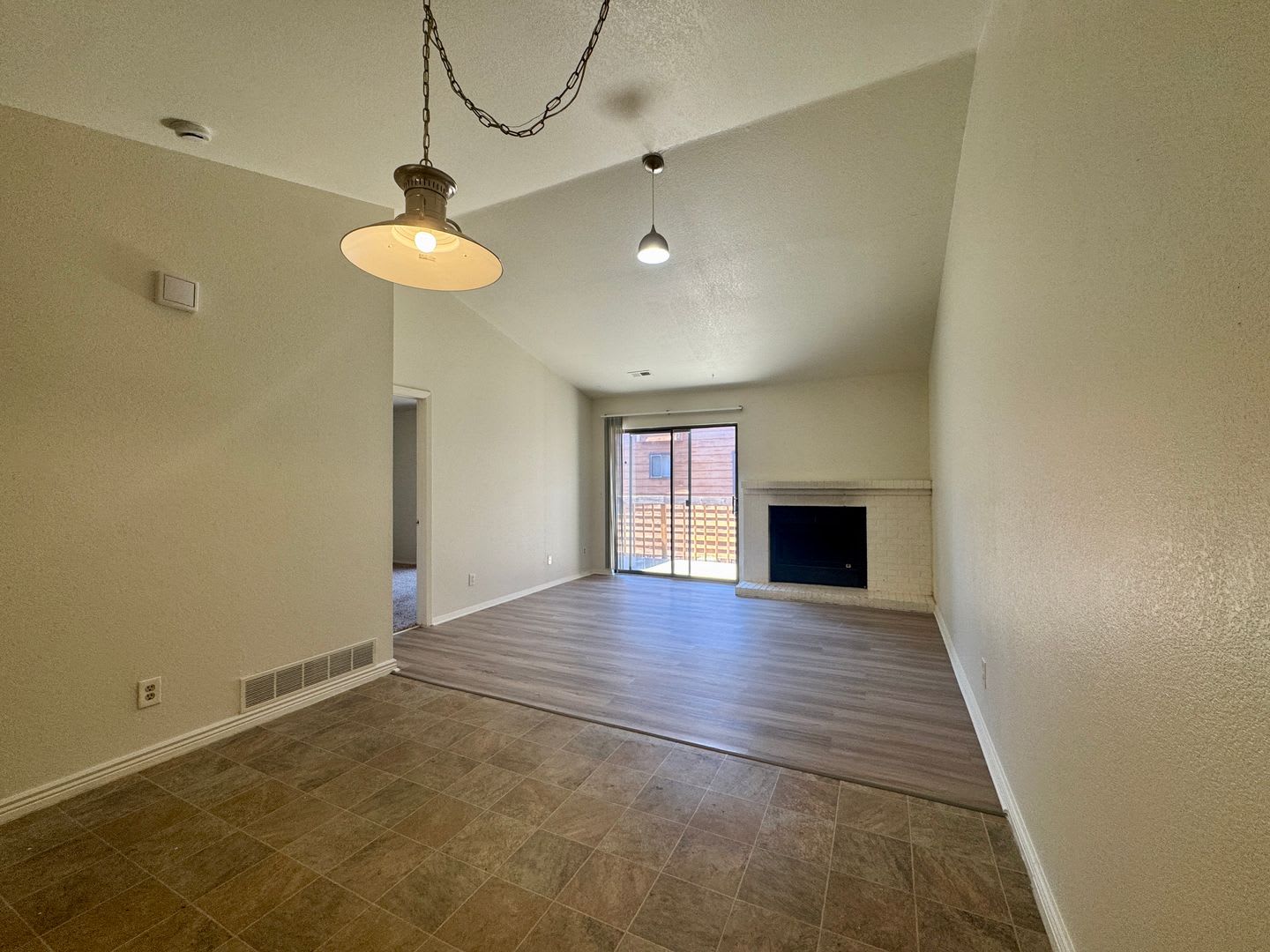 Spacious 2 Bed 2 Bath Condo in Aurora! Across from Community Pool!! – photo 2