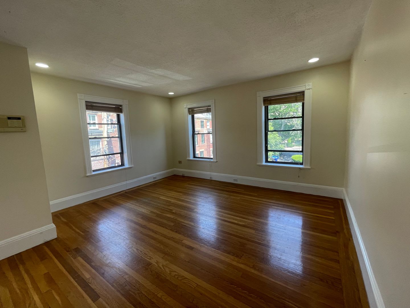 Charming 3 Bedroom-No Broker Fee – photo 5