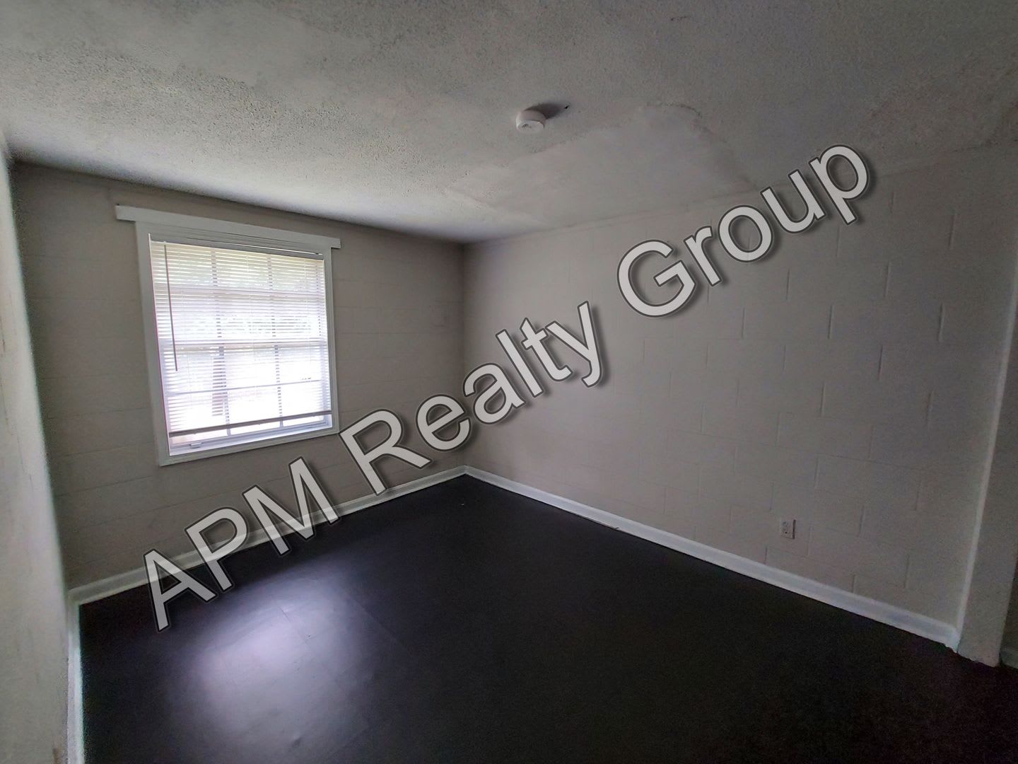 Renovated Two Bedroom Near Harden Street 50 Off First Month S Rent – photo 2