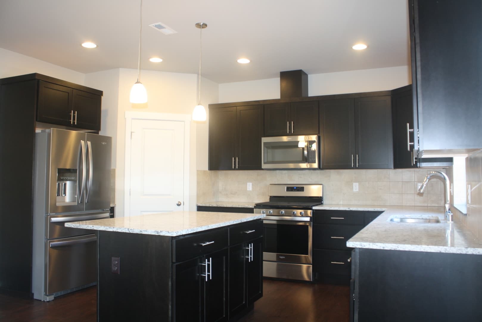 4 Bdrm 2 5 Bath Plus A Den Office On Main Newer Home 2018 Tankless H20 Heater Upgrades Galore Dead End Road For Privacy – photo 3
