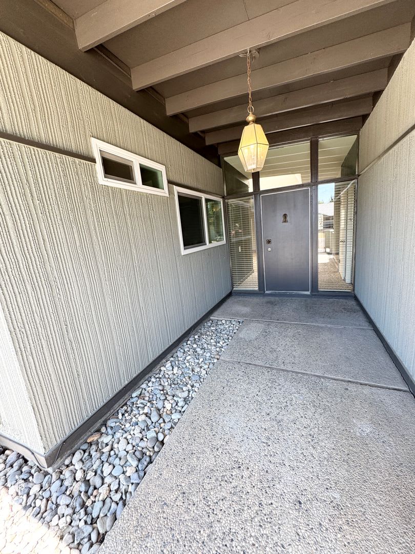 Beautiful & Spacious 4-Bedroom Home in Prime Davis Location – photo 3