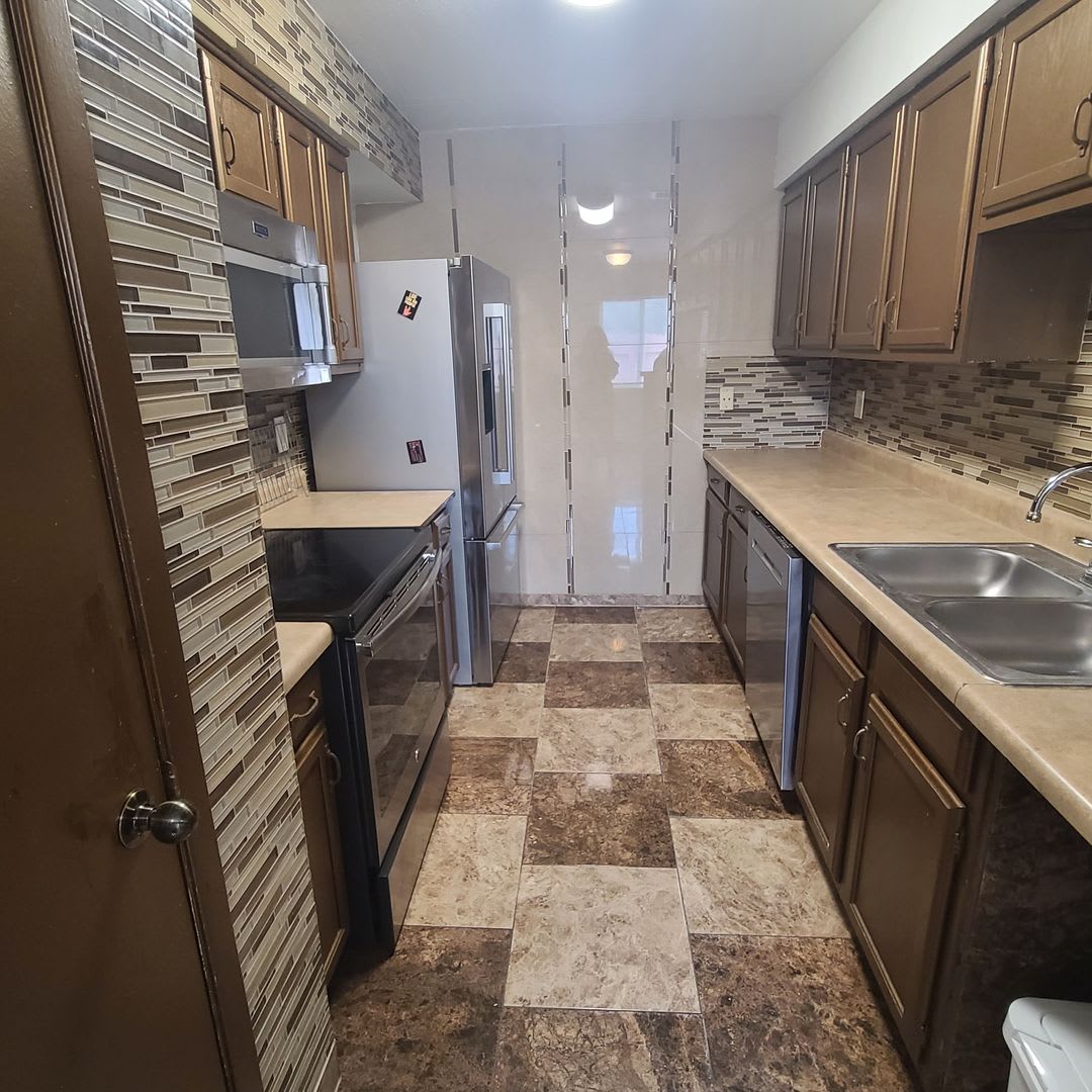Spacious 3 BR+study/2.5 bath end-unit townhome w/balcony & patio! – photo 5